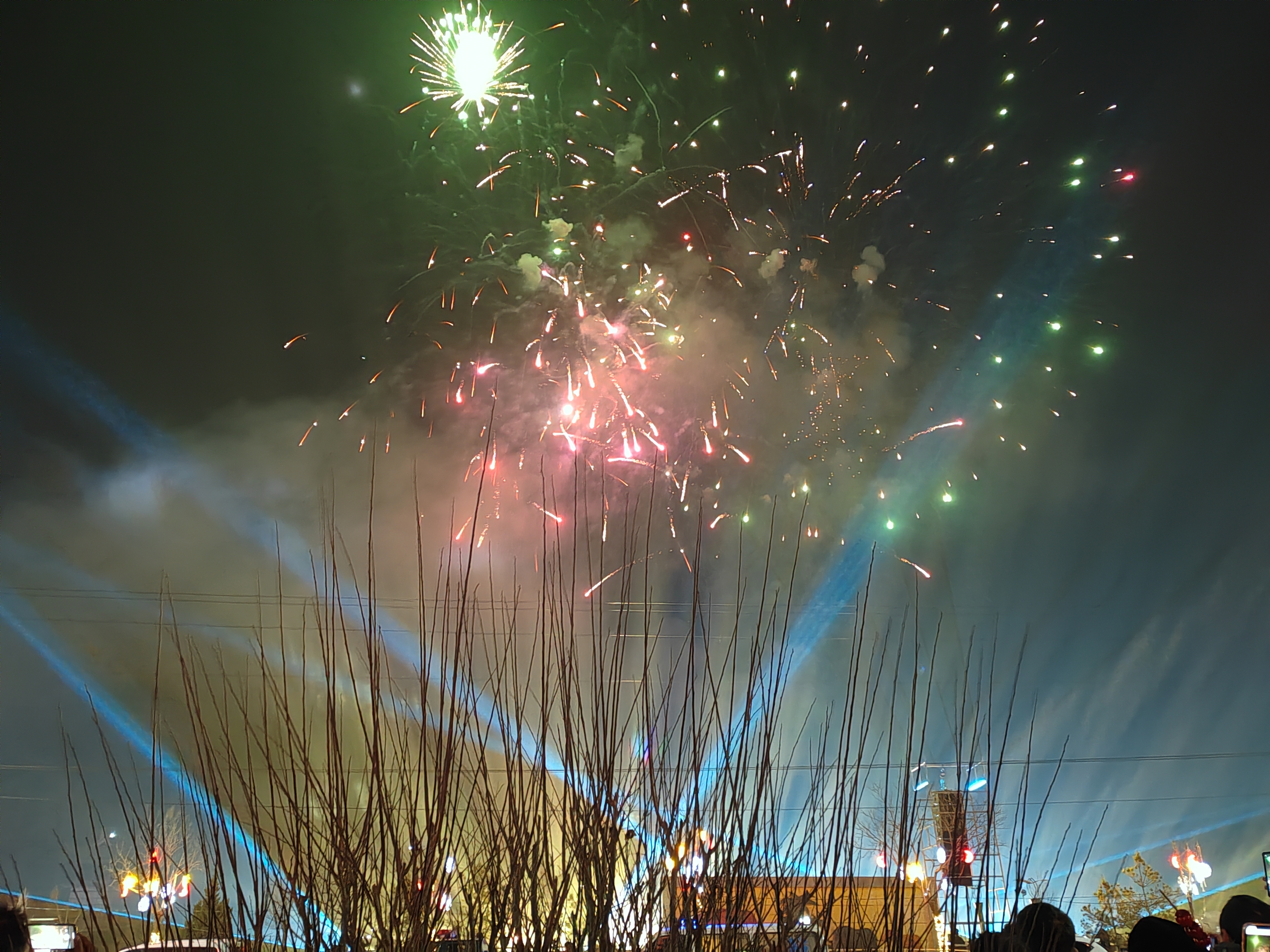 夜空中绽放的烟花,是每个孩子心中的梦想,也是每个成年人心中那份纯真
