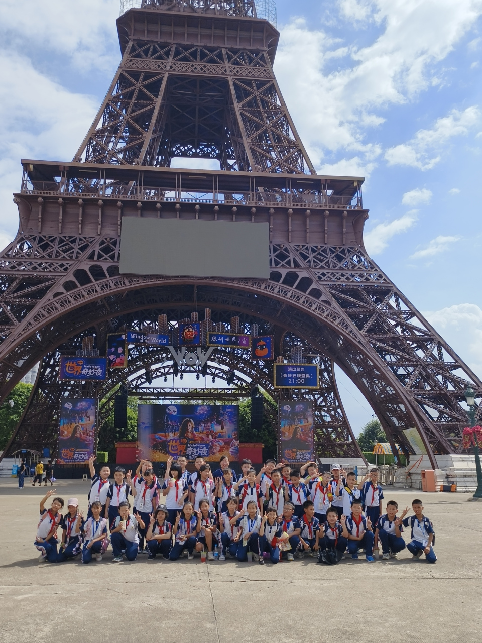 唐骏升清英学校世界之窗研/在草坪的见证下,孩子们肩并肩,心连心,形成