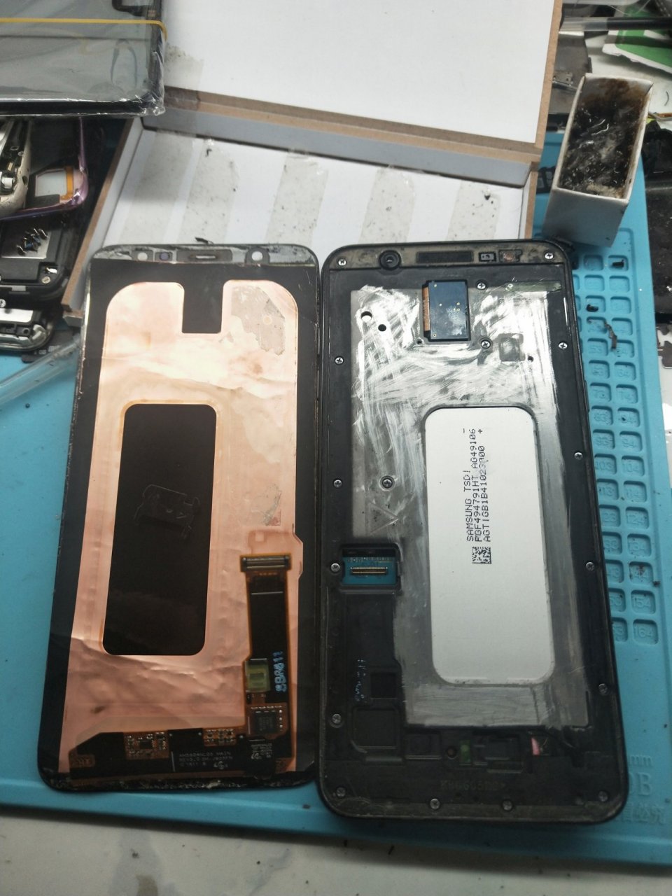 三星sm-a6050屏拆机图,这个机子要完美拆屏,只1%成功率,中间还有胶,太