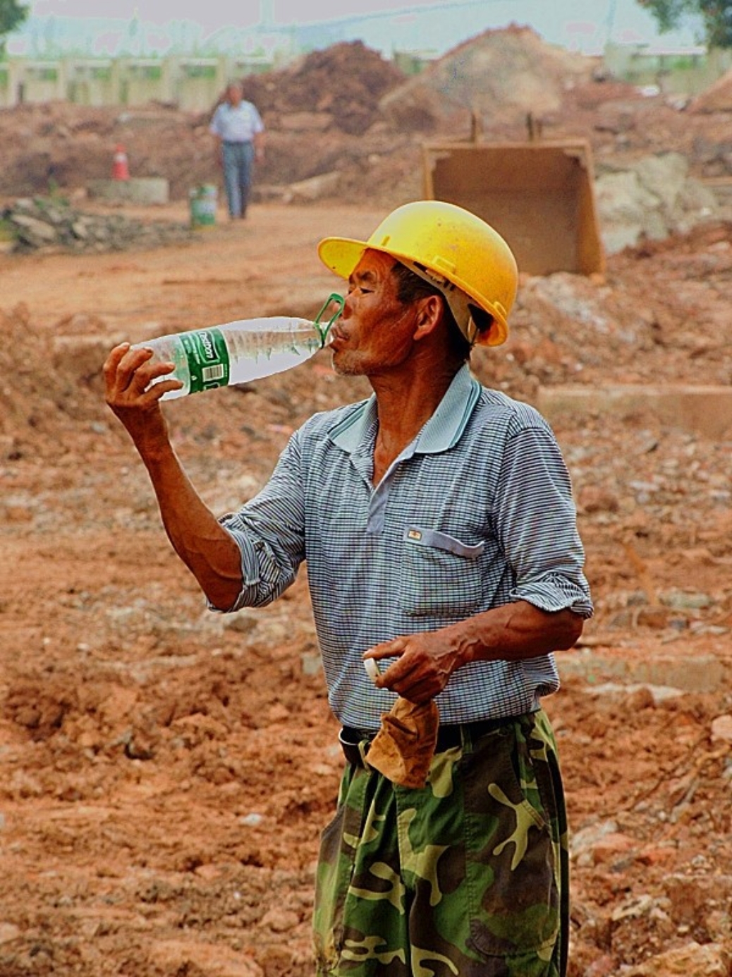 阳光洒满工地,挖掘机静静矗立,记录着工人们的辛勤与汗水