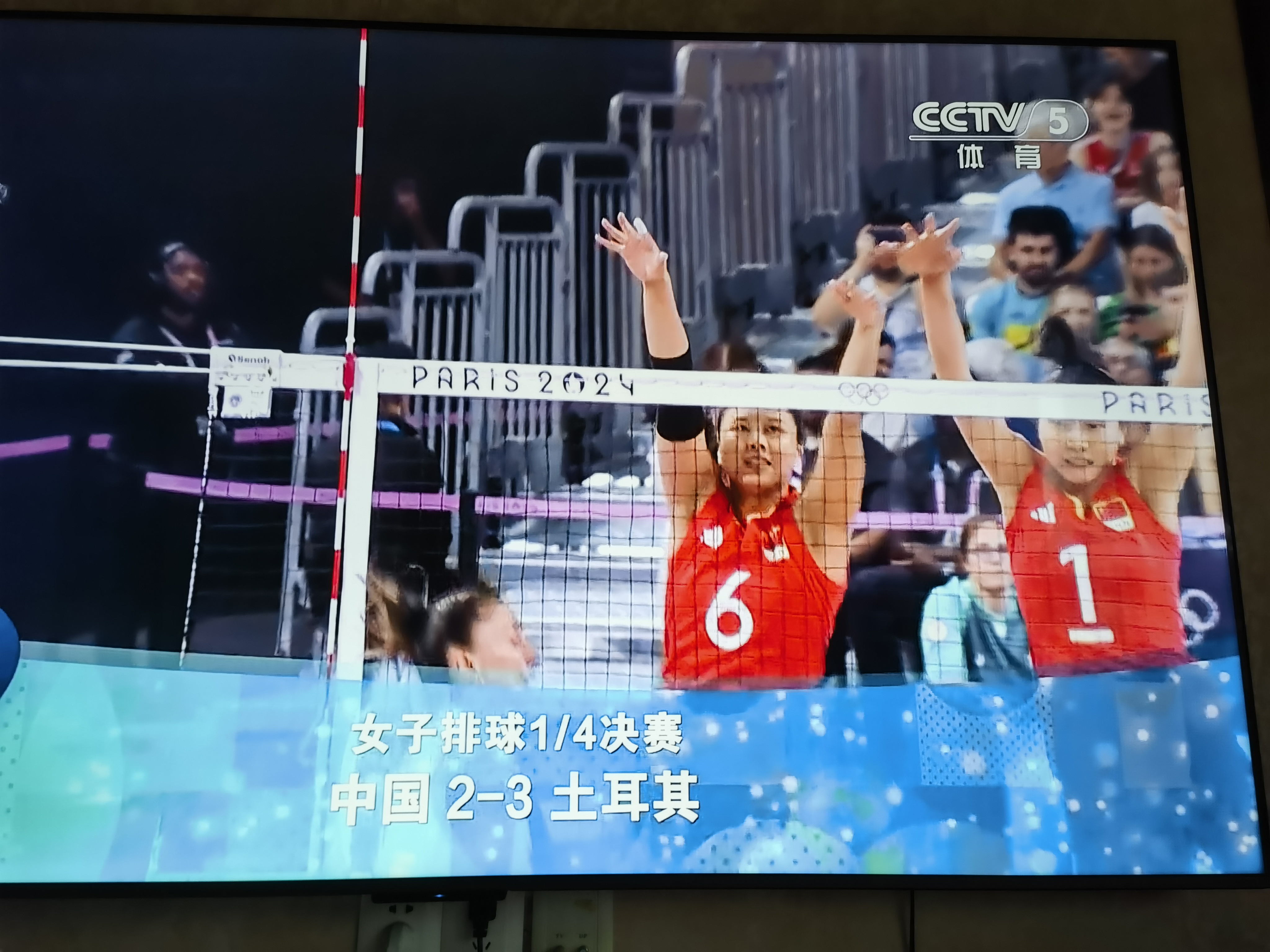 赛场上球员的拼搏精神感动无数观众