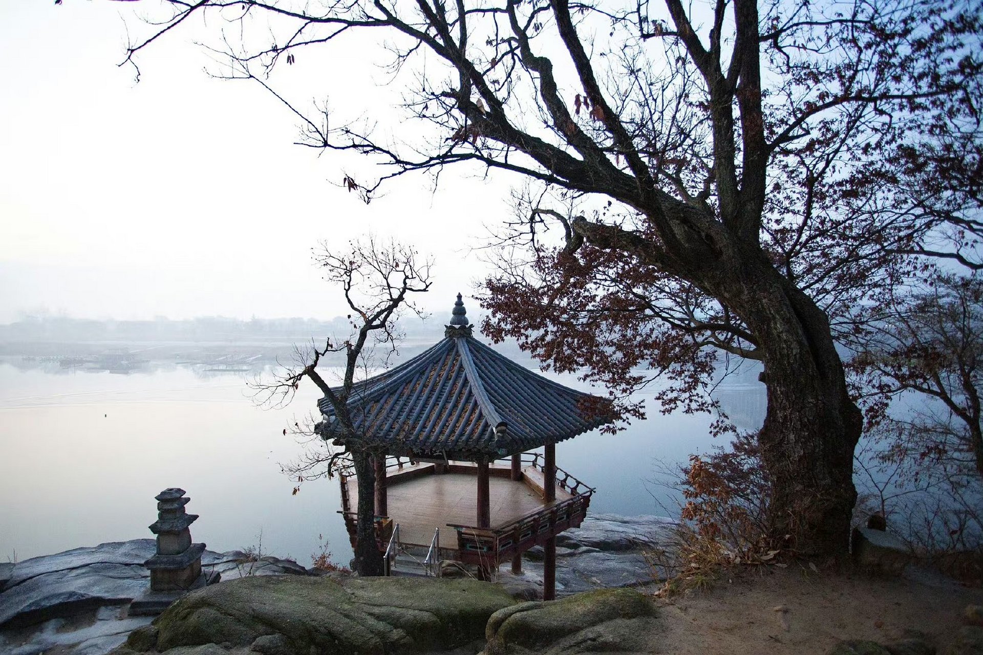 "独坐水亭风满袖,世间清景是微凉"