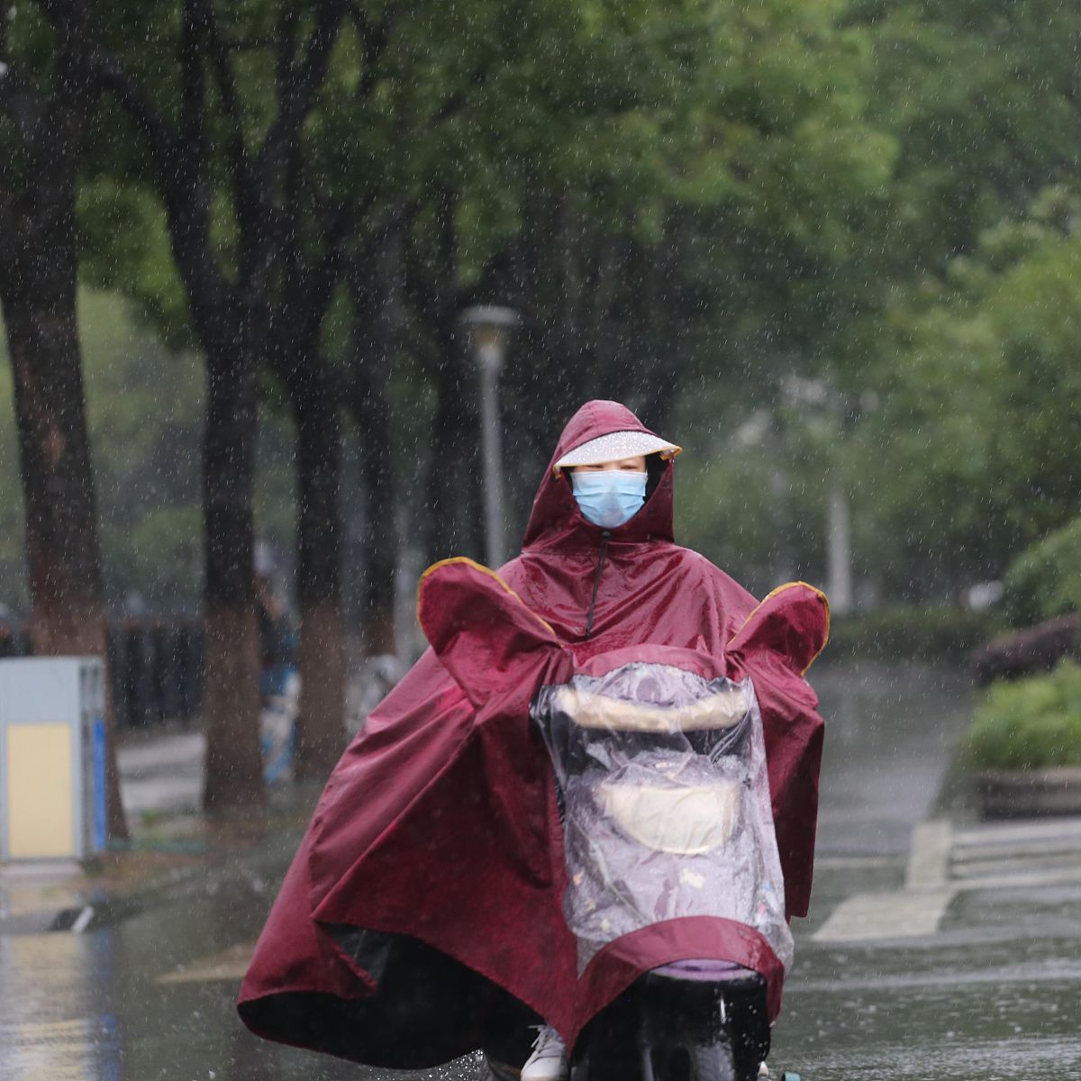 早上骑电动车出门时下雨,我套了雨衣,因为雨衣湿哒哒的,就没收起来