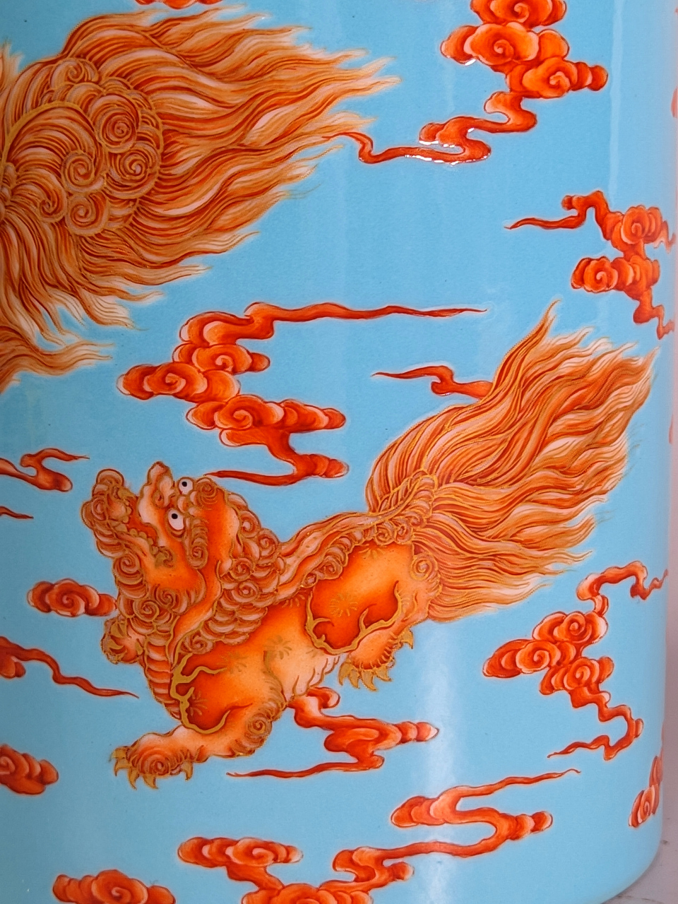 清,松石绿地狮子滚绣球描金笔筒