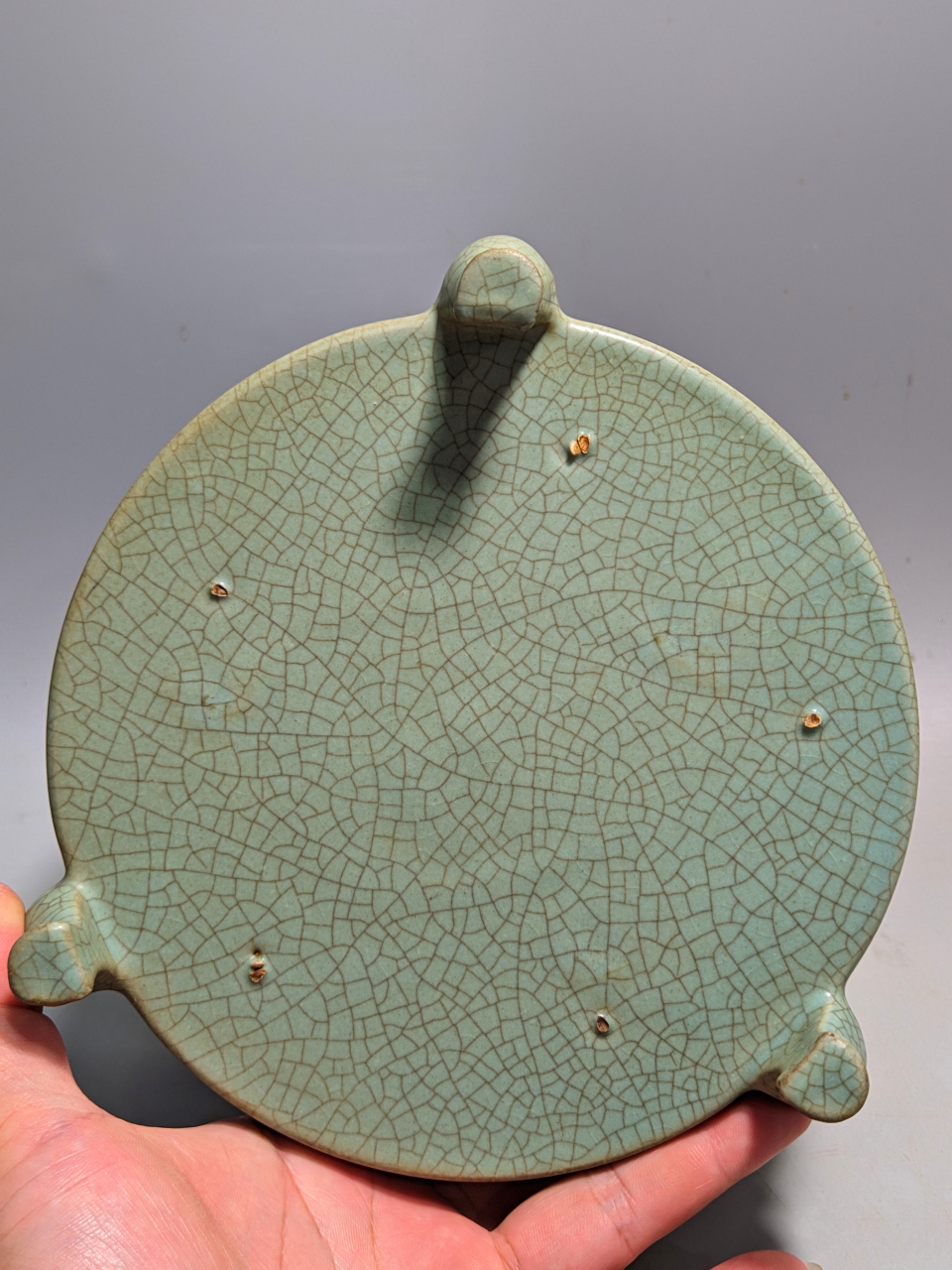 汝窑天青釉弦纹三足炉