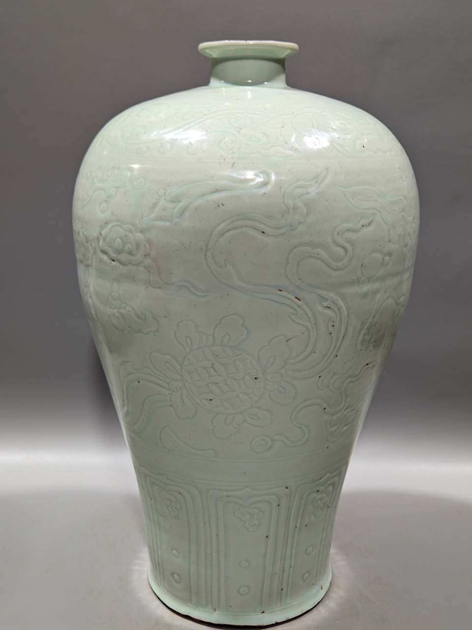 枢府釉狮子滚绣球梅瓶