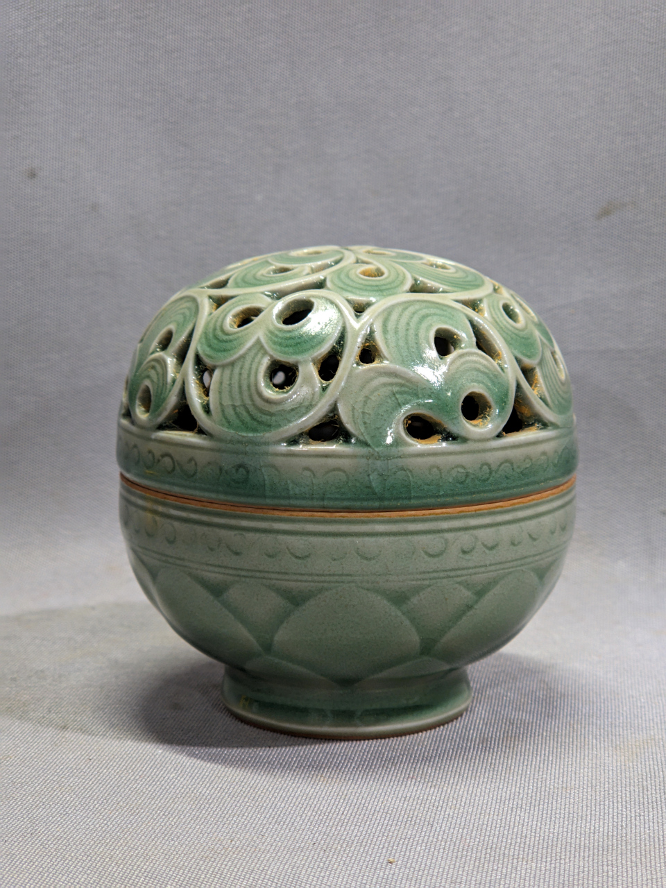 越窑秘色瓷镂空刻花香薰#瓷器# #瓷器收藏# #古董古玩收藏# #古董艺术
