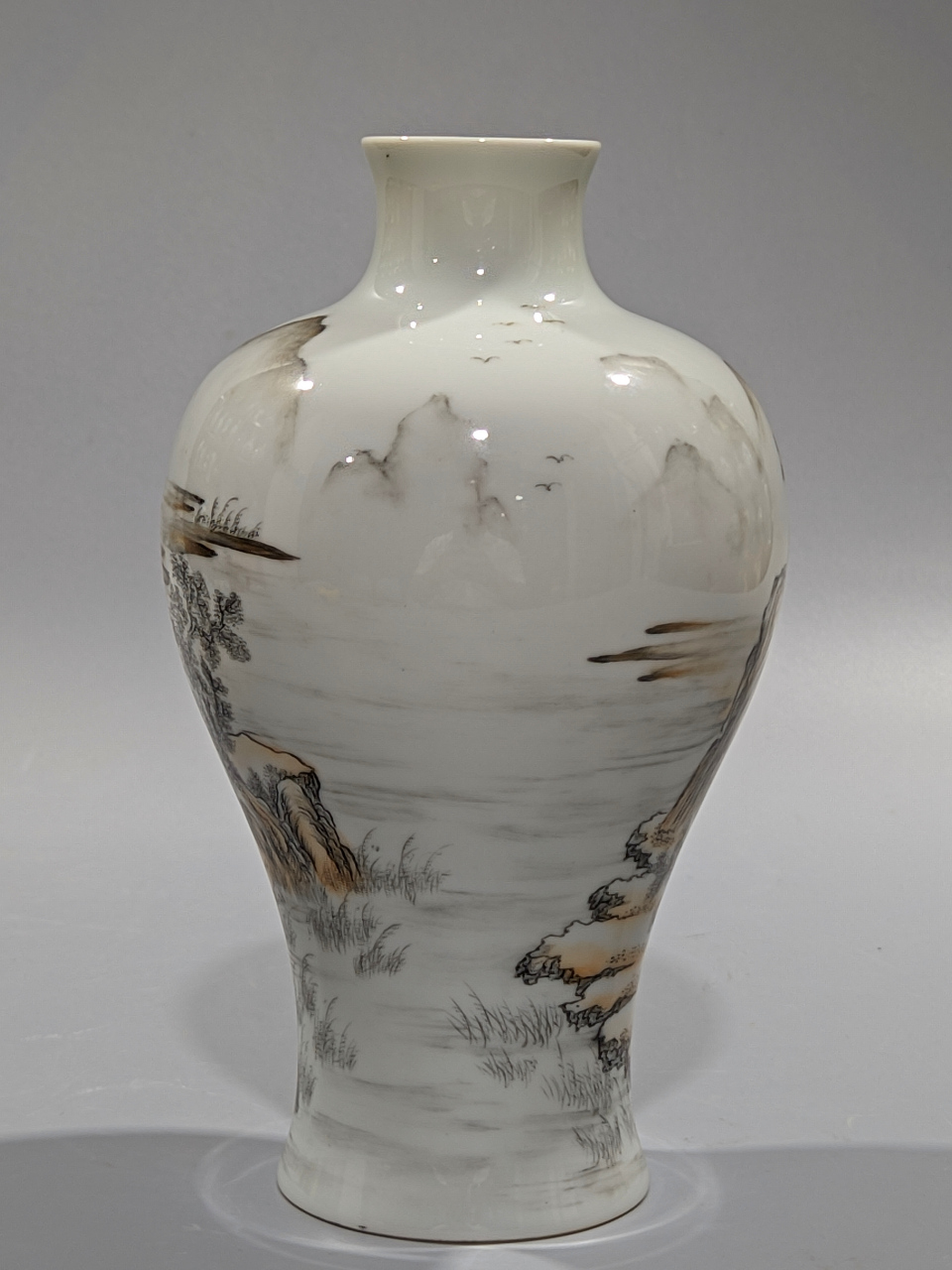 民静远堂,墨彩通景山水人物梅瓶