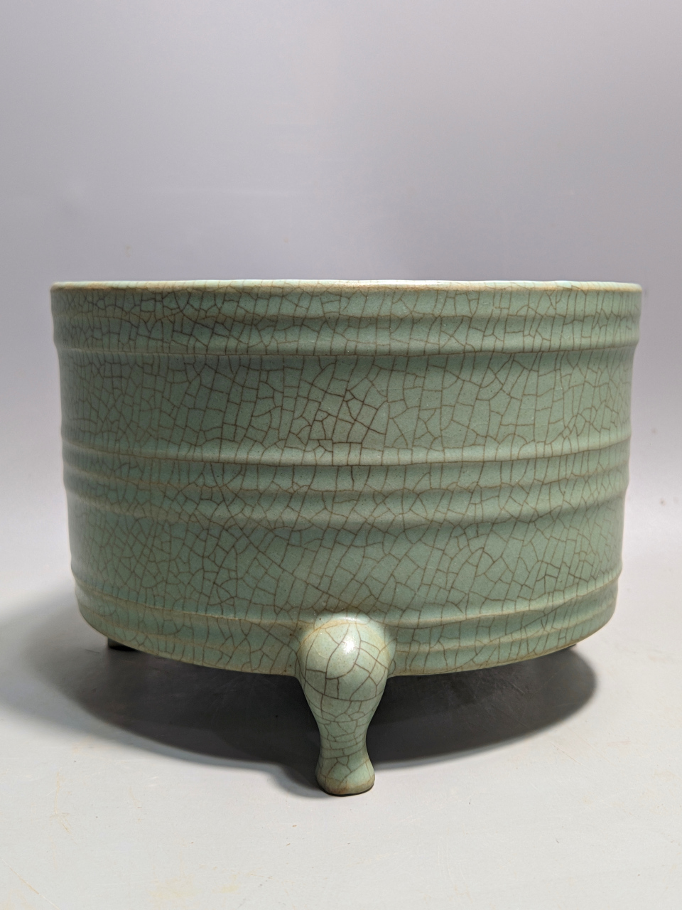 汝窑天青釉弦纹三足炉