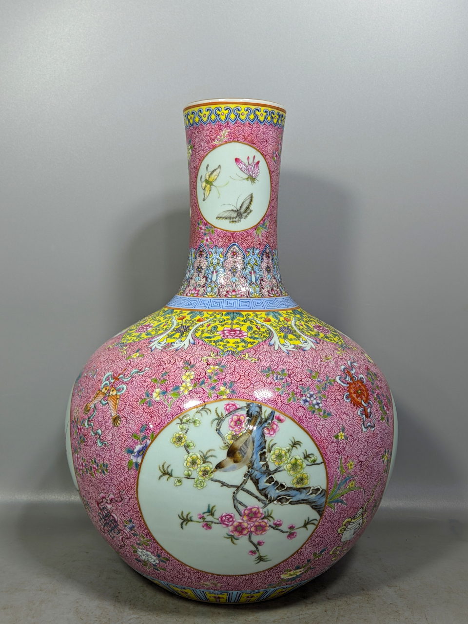 清,珐琅彩玛瑙红凤尾草托八宝开窗花鸟纹天球瓶#瓷器# #瓷器收藏