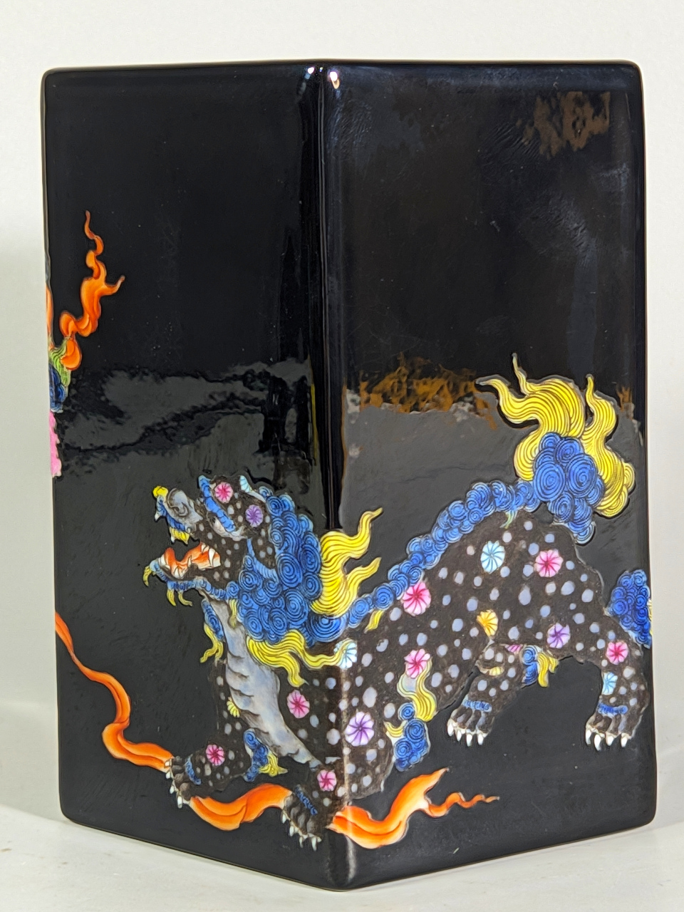 清,黑地粉彩狮子滚绣球笔筒