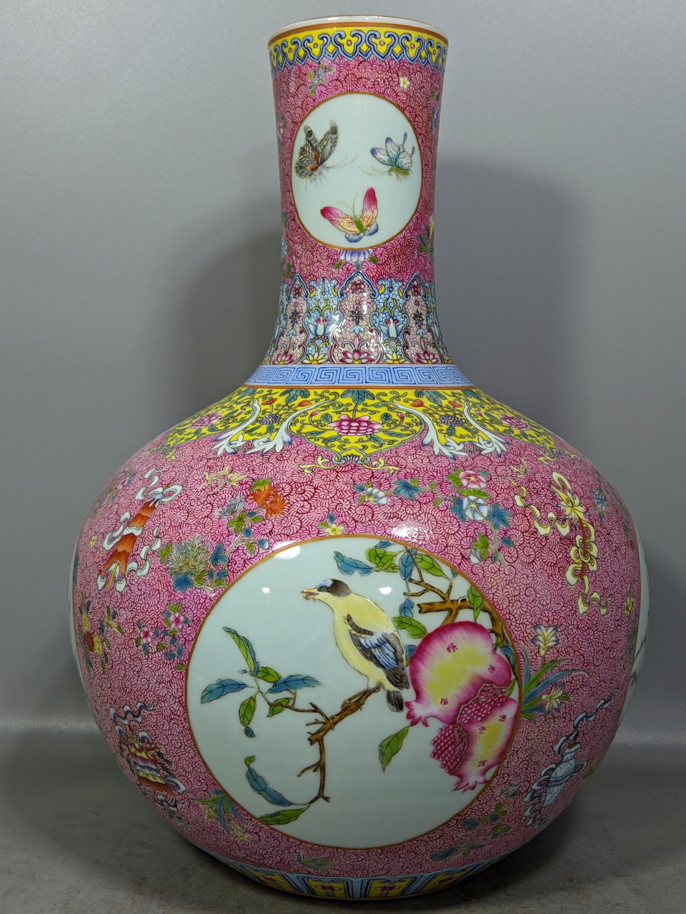 清,珐琅彩玛瑙红凤尾草托八宝开窗花鸟纹天球瓶#瓷器# #瓷器收藏