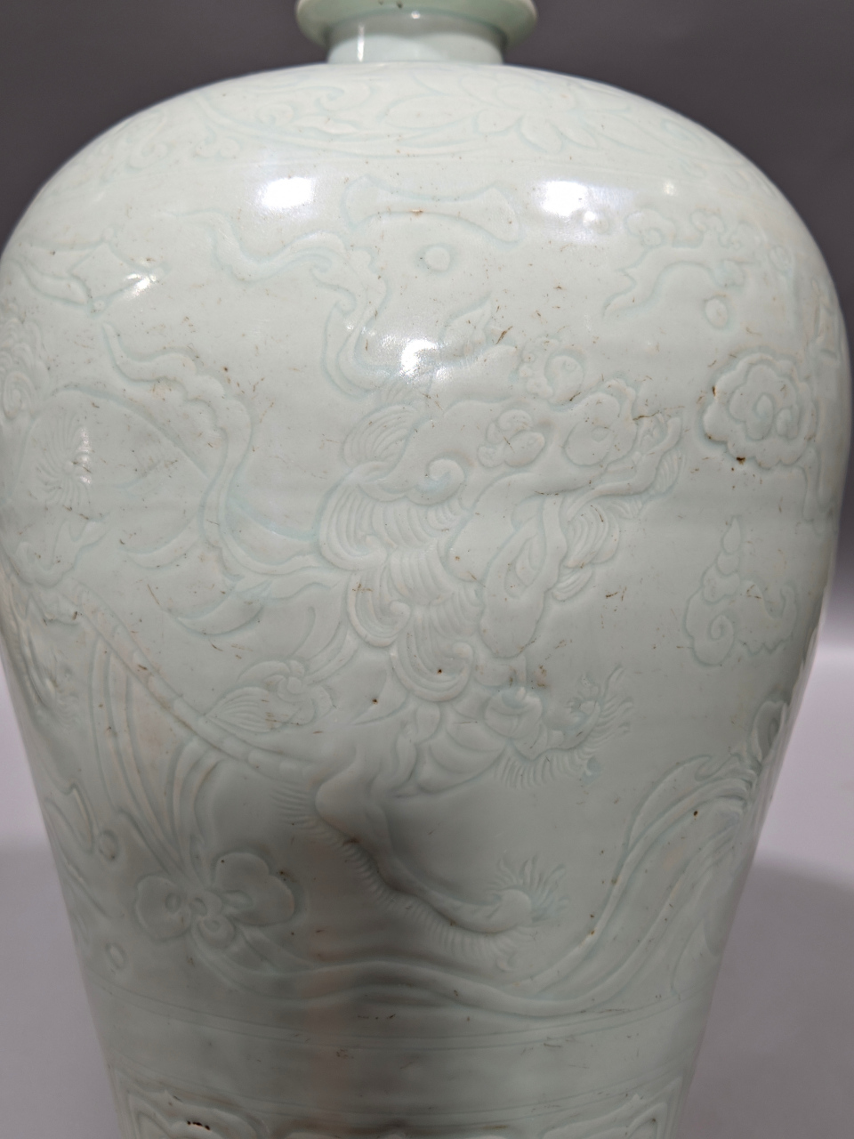 枢府釉狮子滚绣球梅瓶