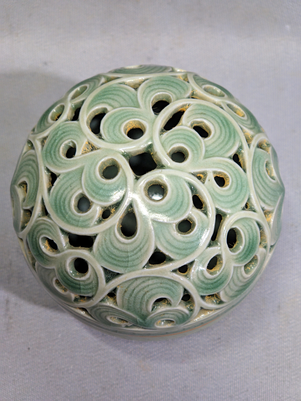 越窑秘色瓷镂空刻花香薰#瓷器# #瓷器收藏# #古董古玩收藏# #古董艺术