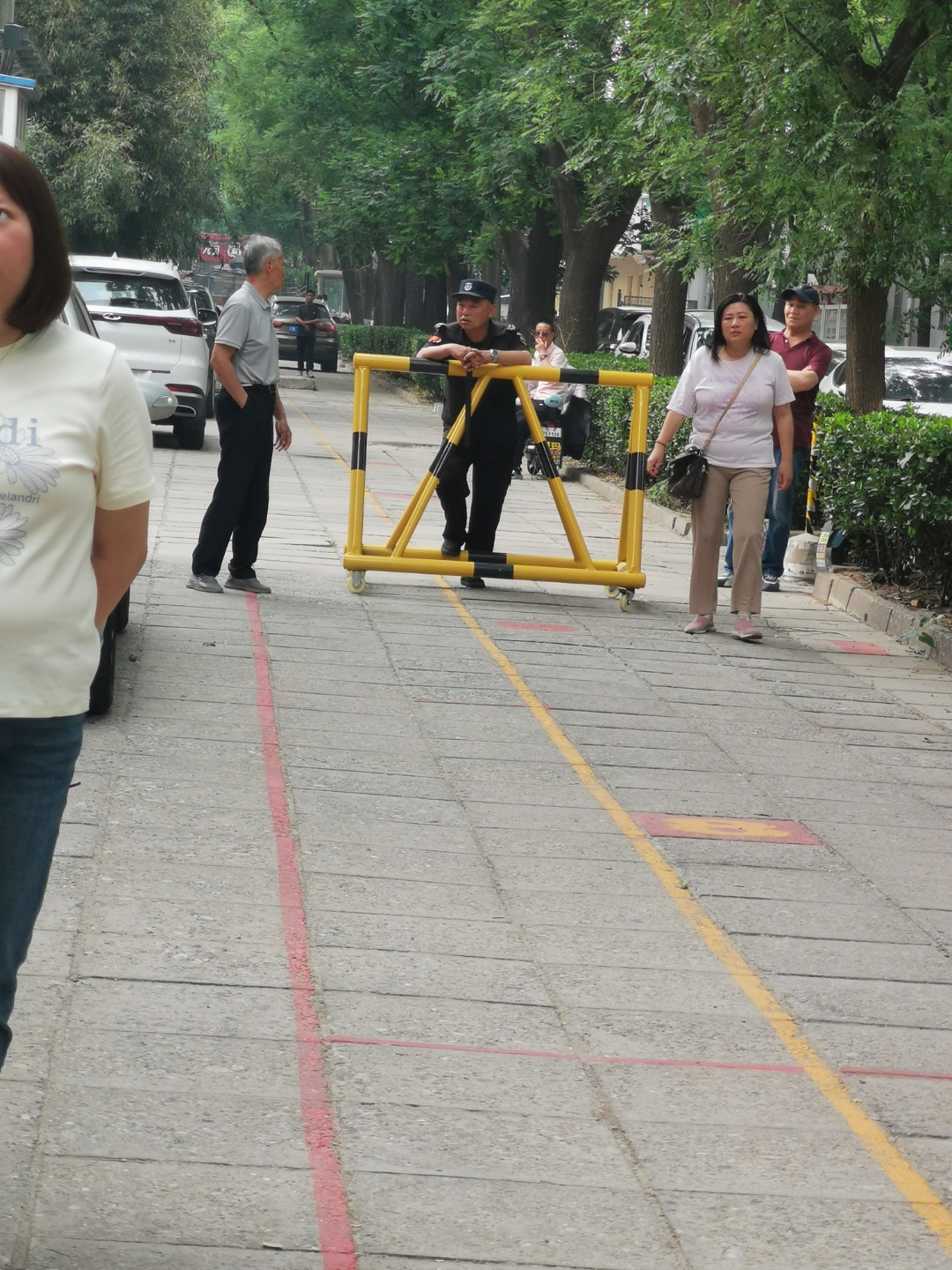 学校门口 一群保安门前站 防爆器材手中攥 钢叉盾牌