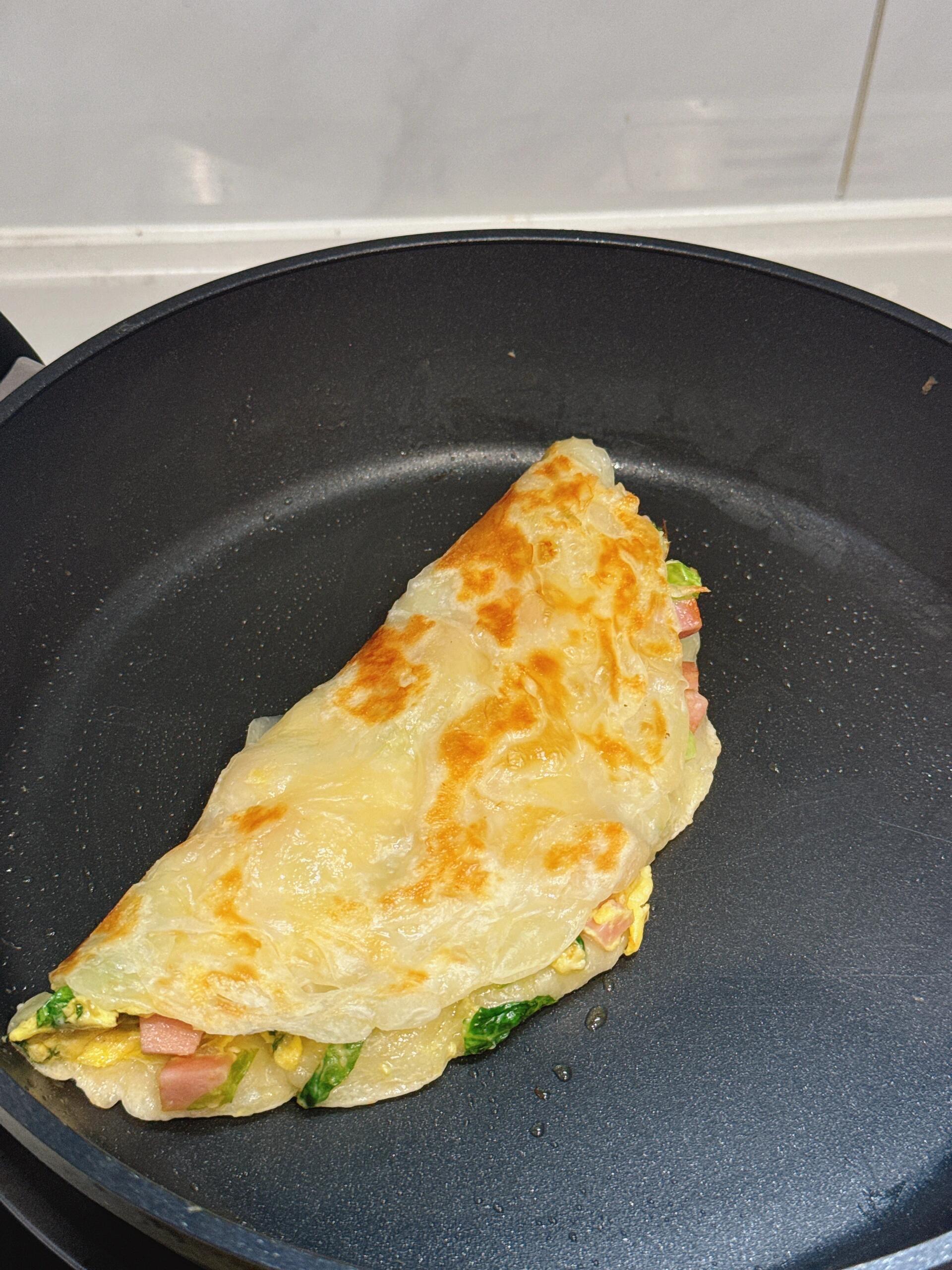 刚出锅的煎蛋饼,金黄酥脆,看着就有食欲!