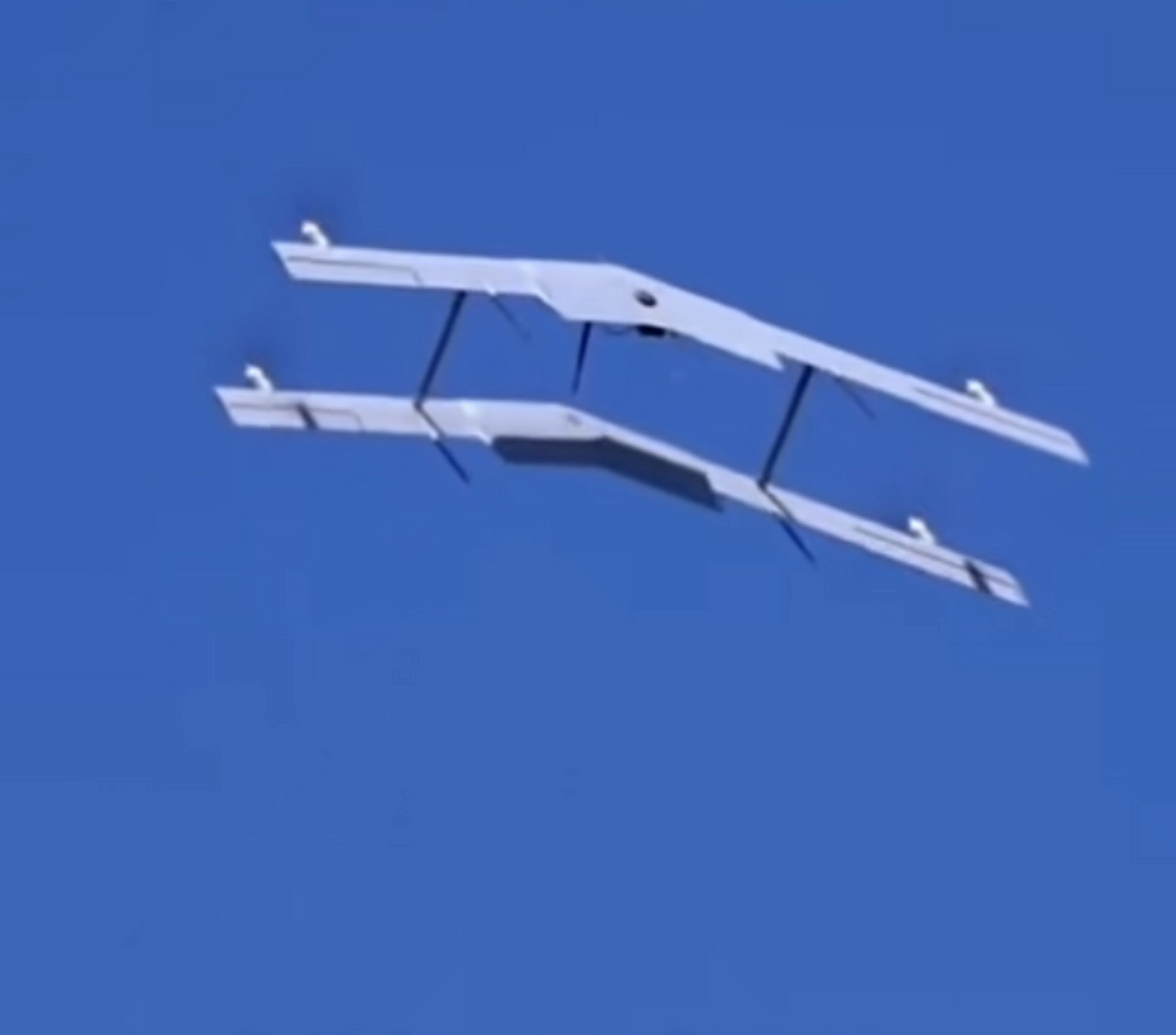 这款双翼无人机最大的特点就是不怕风,不怕雨,甚至不怕没有网络!