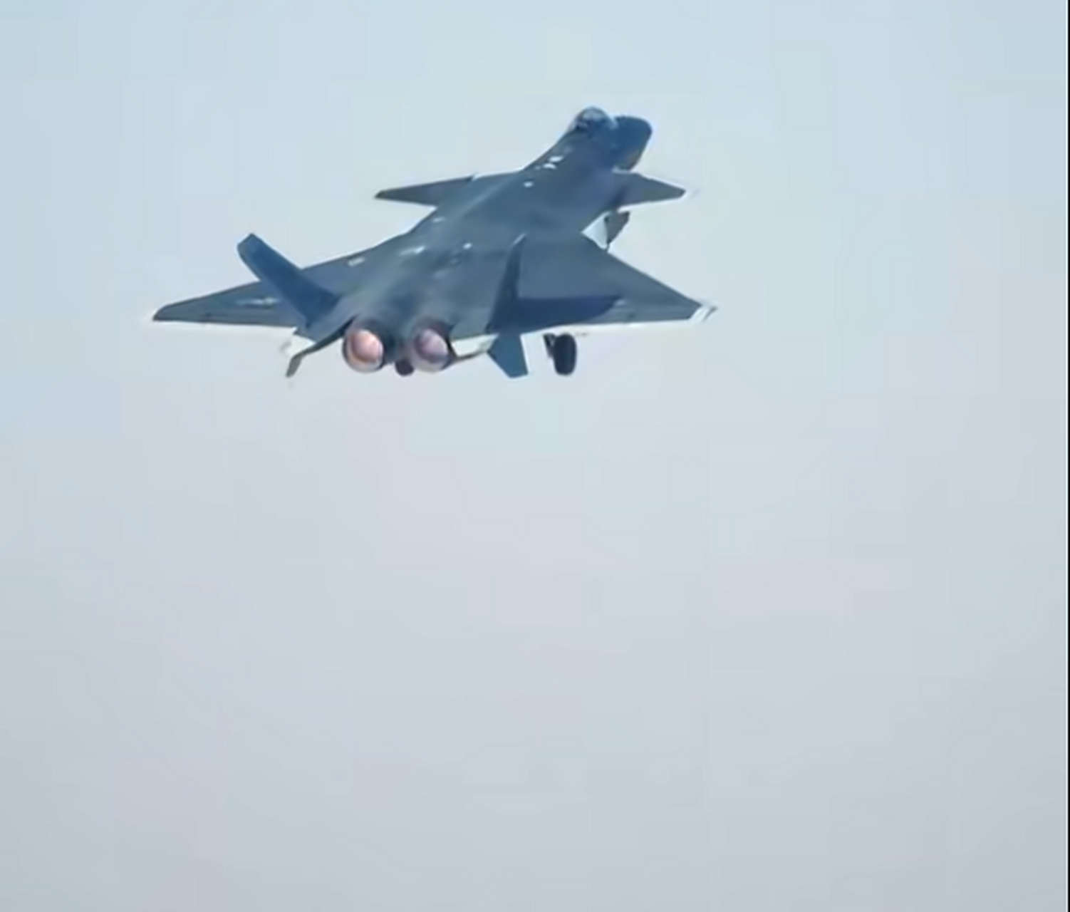 歼20飞行员在进行大过载训练时,需要承受极大的过载力,这种过载力