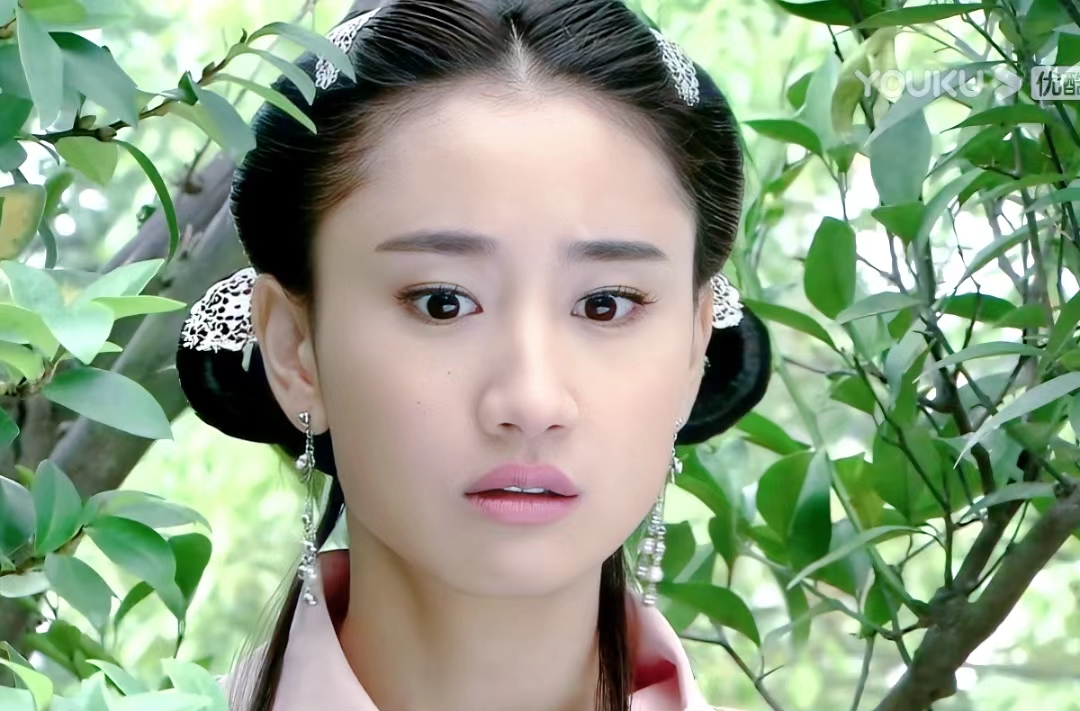 《包青天》里的陈彦妃饰演慕容婉儿让我印象深刻,这种为理想放弃爱情