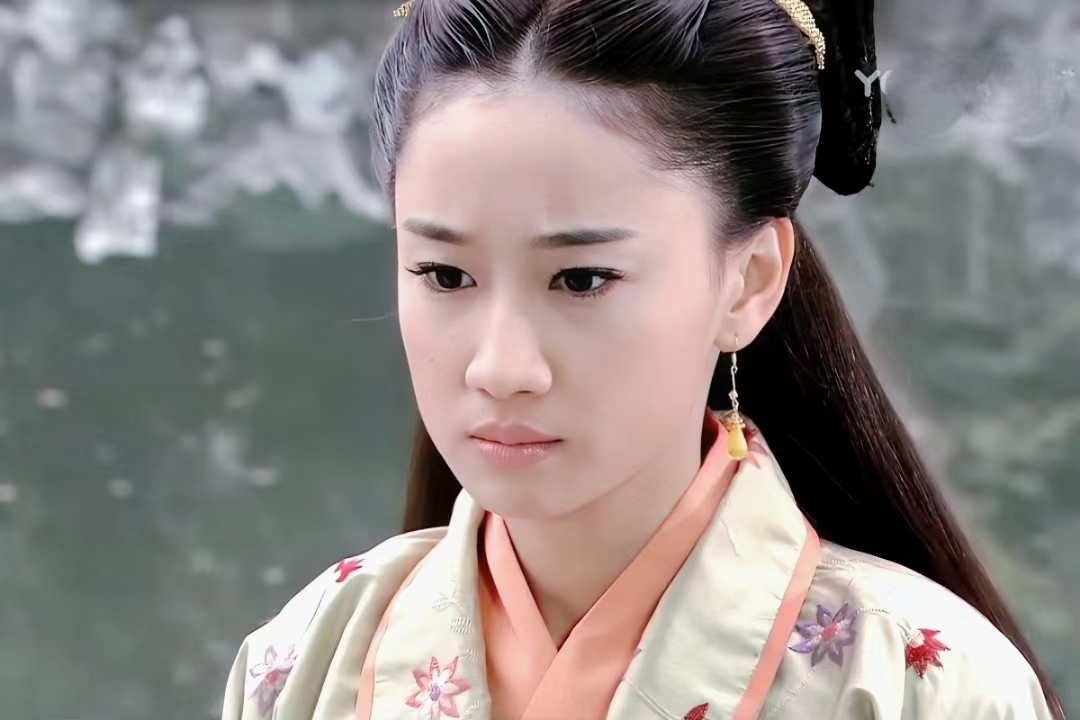 《包青天》里的陈彦妃饰演慕容婉儿让我印象深刻,这种为理想放弃爱情