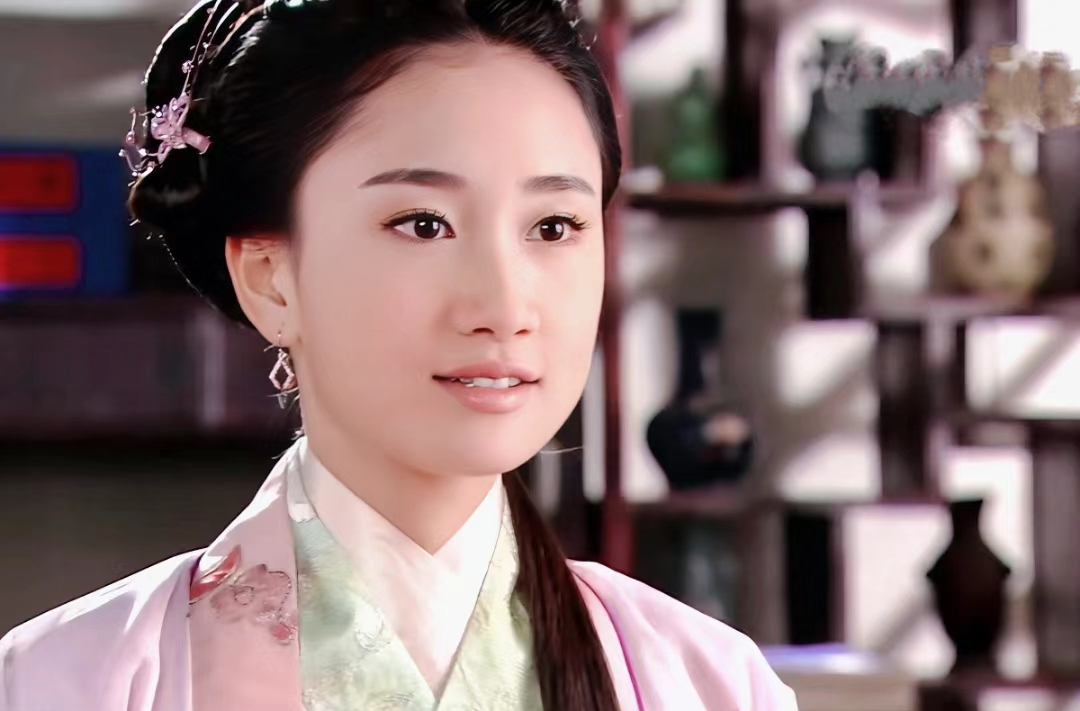 《包青天》里的陈彦妃饰演慕容婉儿让我印象深刻,这种为理想放弃爱情
