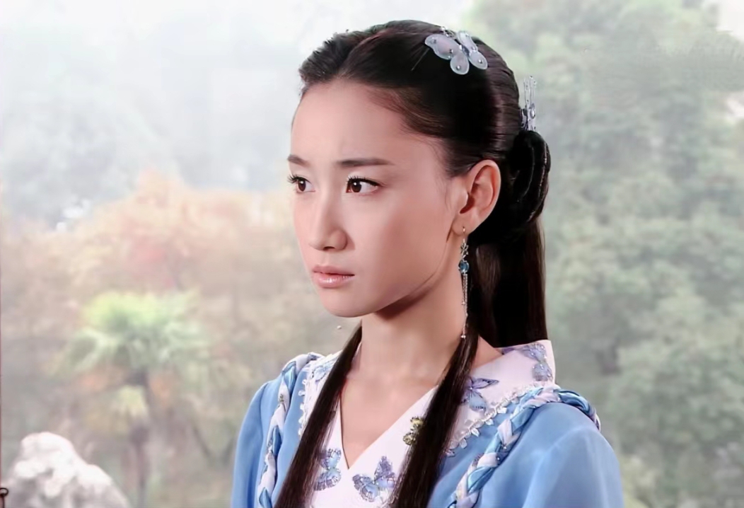 《包青天》里的陈彦妃饰演慕容婉儿让我印象深刻,这种为理想放弃爱情