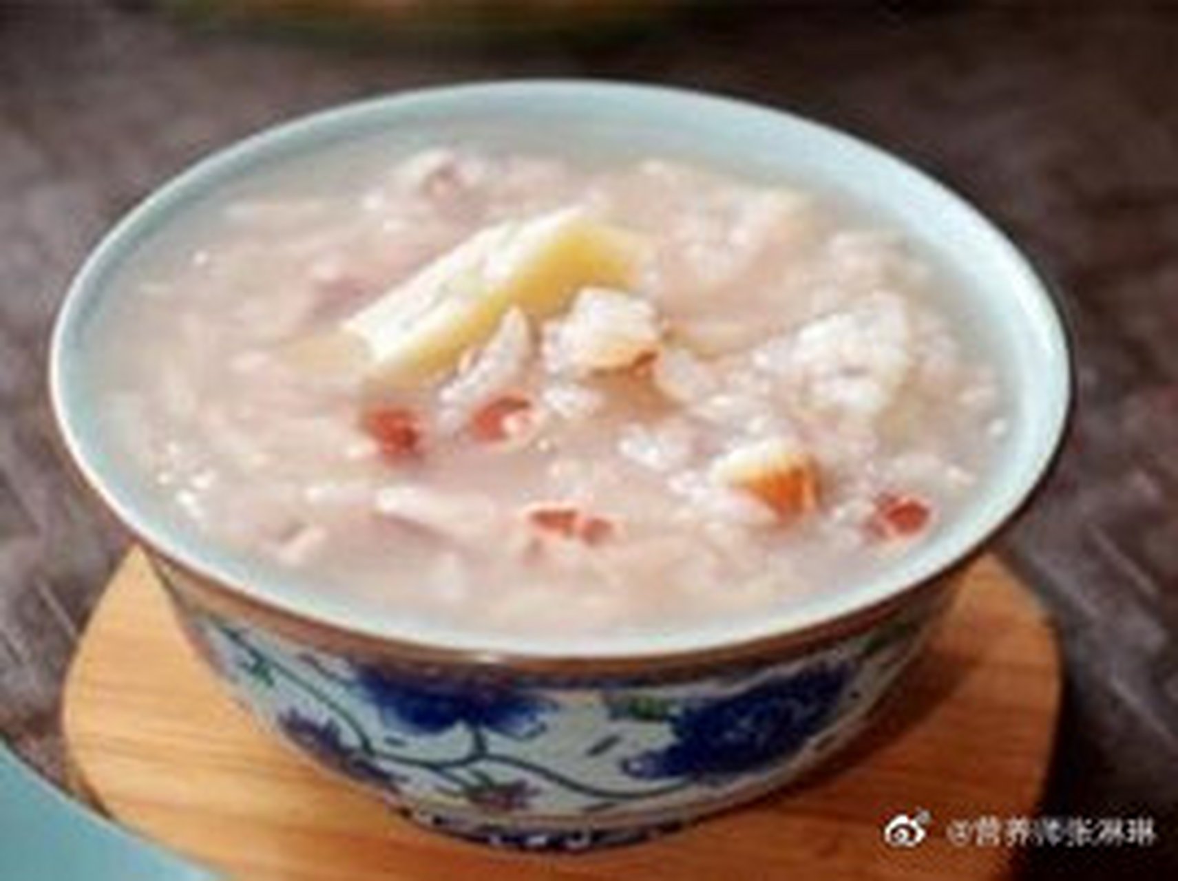 做法:将干荔枝肉,淮山药和莲子加水煮至软烂,加入大米100克,同煮