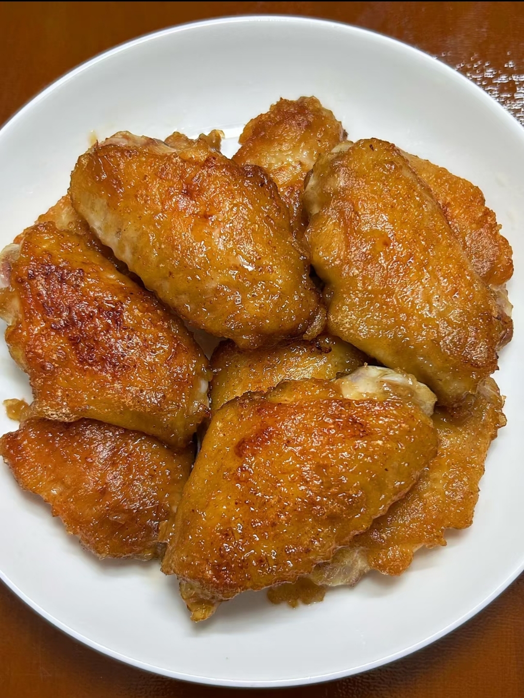 ,先洗净鸡翅并按压血管去血水,按图
