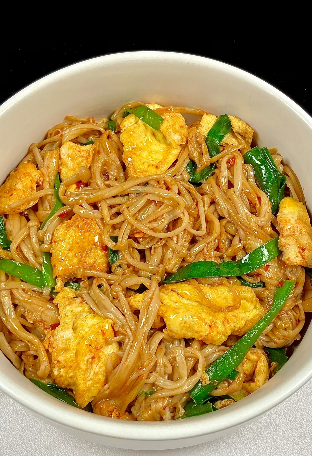 韭菜鲜,鸡蛋嫩,金针菇焦香,一口下去满是家常鲜