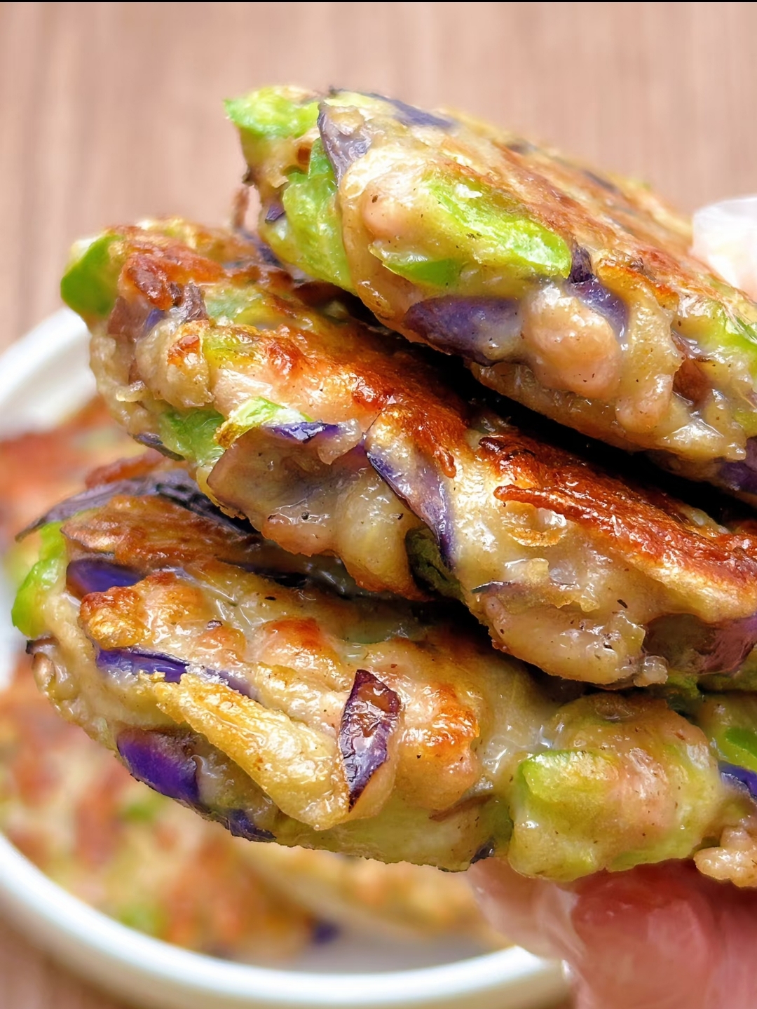 上次做茄子鸡蛋饼,姐妹说加肉更棒,这次试做后果然巨好吃,外酥里嫩还