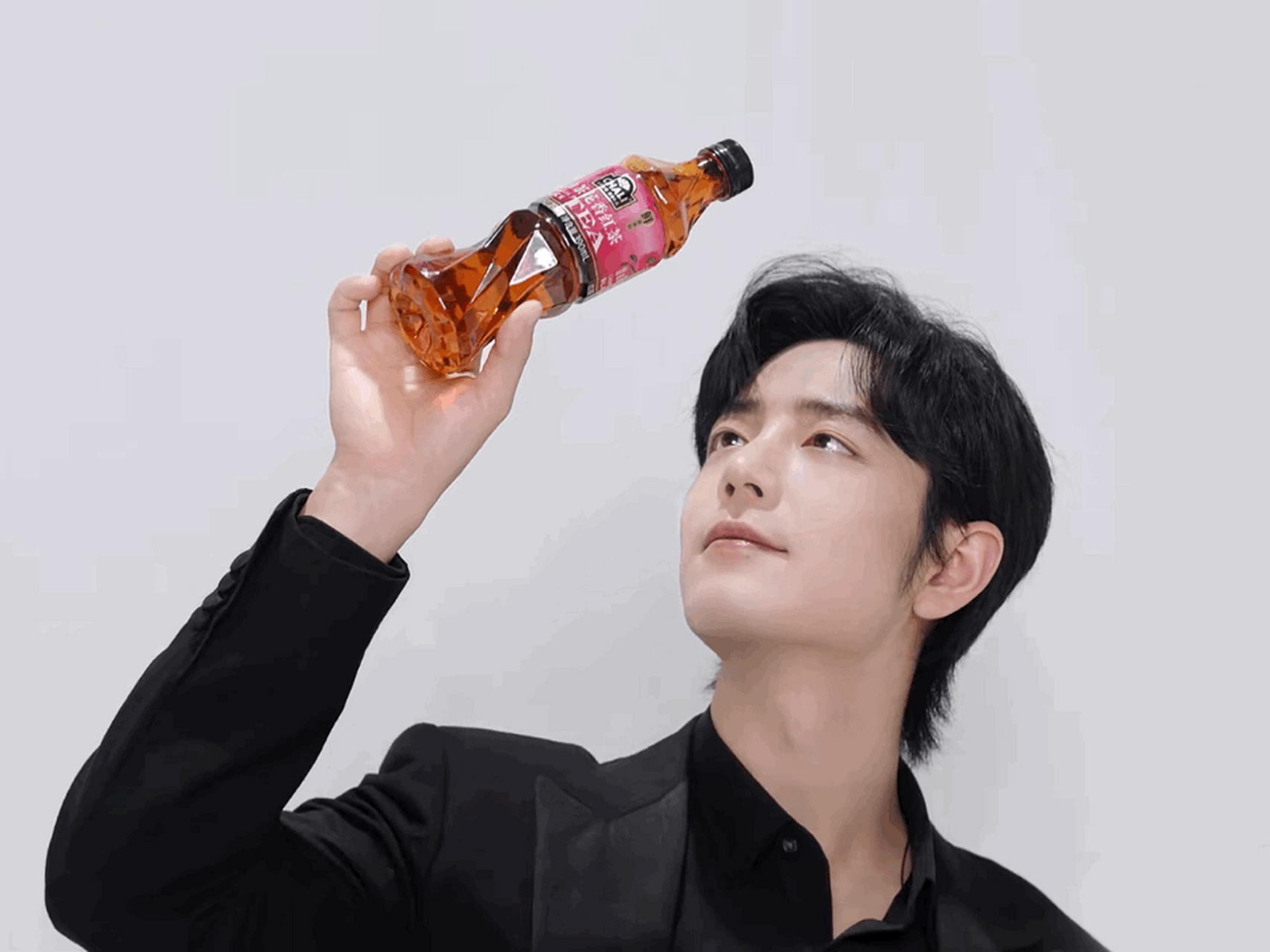 肖战新代言,新一代中国茶chali#肖战chali品牌代言人# 还有冷泡茶