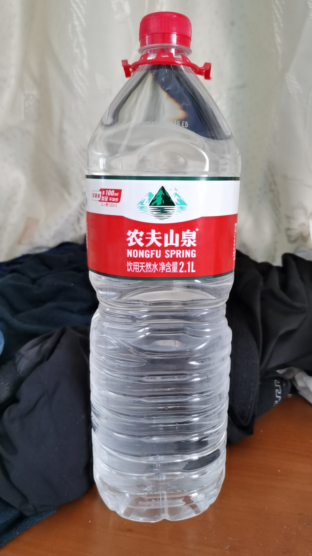农夫山泉2.1升矿泉水.