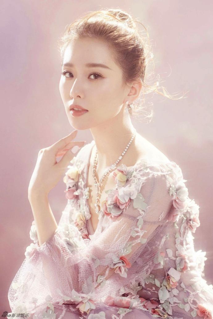 1,刘诗诗最新物料截图曝光,图中的她妆容很淡,五官面相看上去和之前有