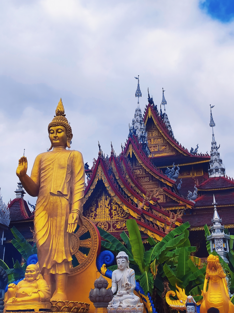 傣族建筑中的佛寺和佛塔都尤有特色.