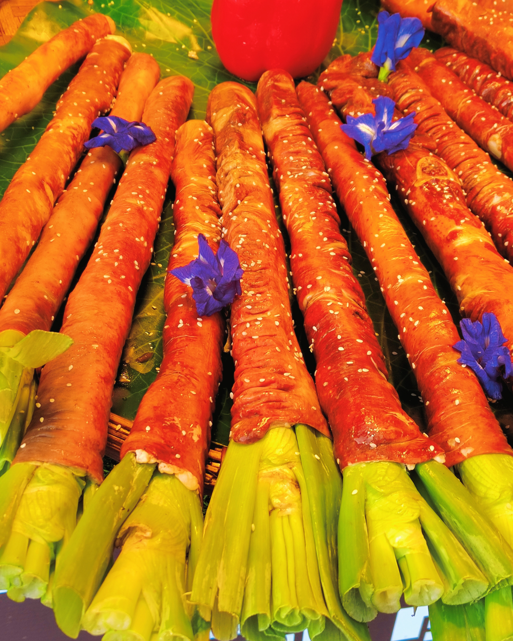 首先是香茅草烤鱼,有香茅草独特的清香与鱼肉香味混合在一起,再沾点