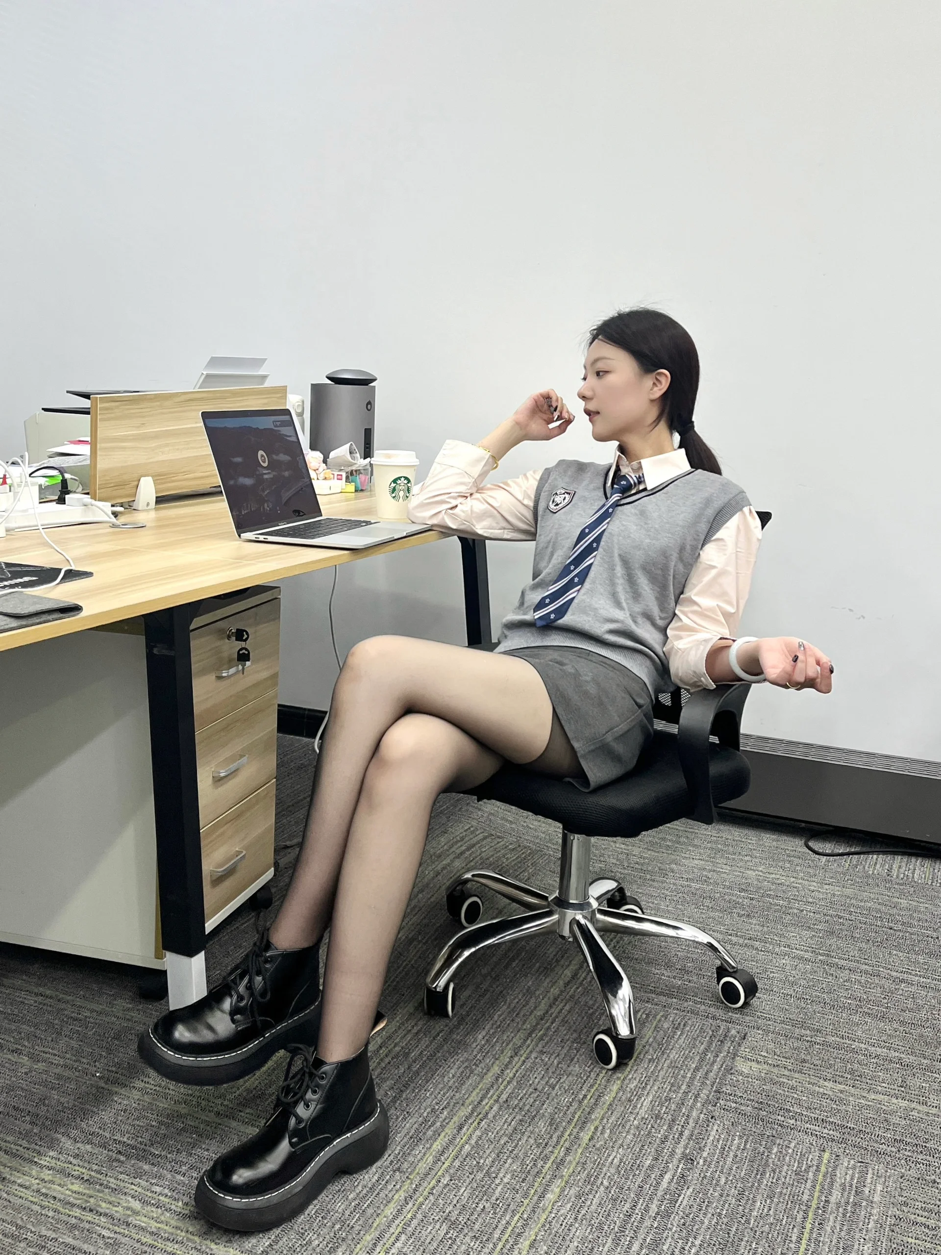 这20多年的扩招太离谱了,教育产业化的恶果