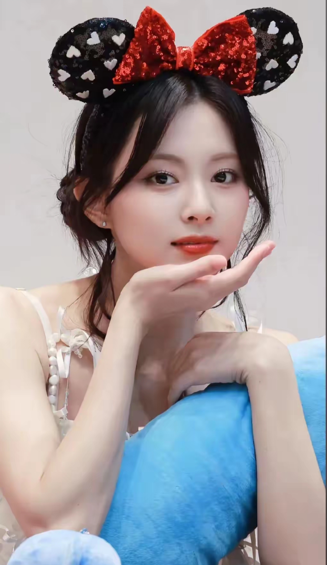 周子瑜因出众的外貌被评为2019年全球最美面孔之首,精致五官确实抓人