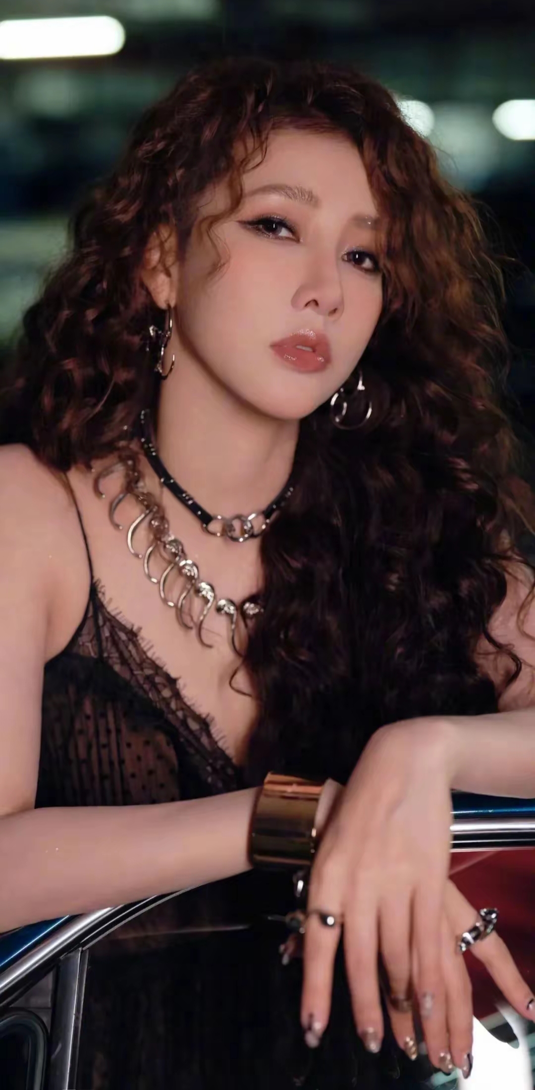 弦子一袭黑色薄纱裙,如暗夜精灵,轻透面料勾勒曼妙身姿,优雅又性感