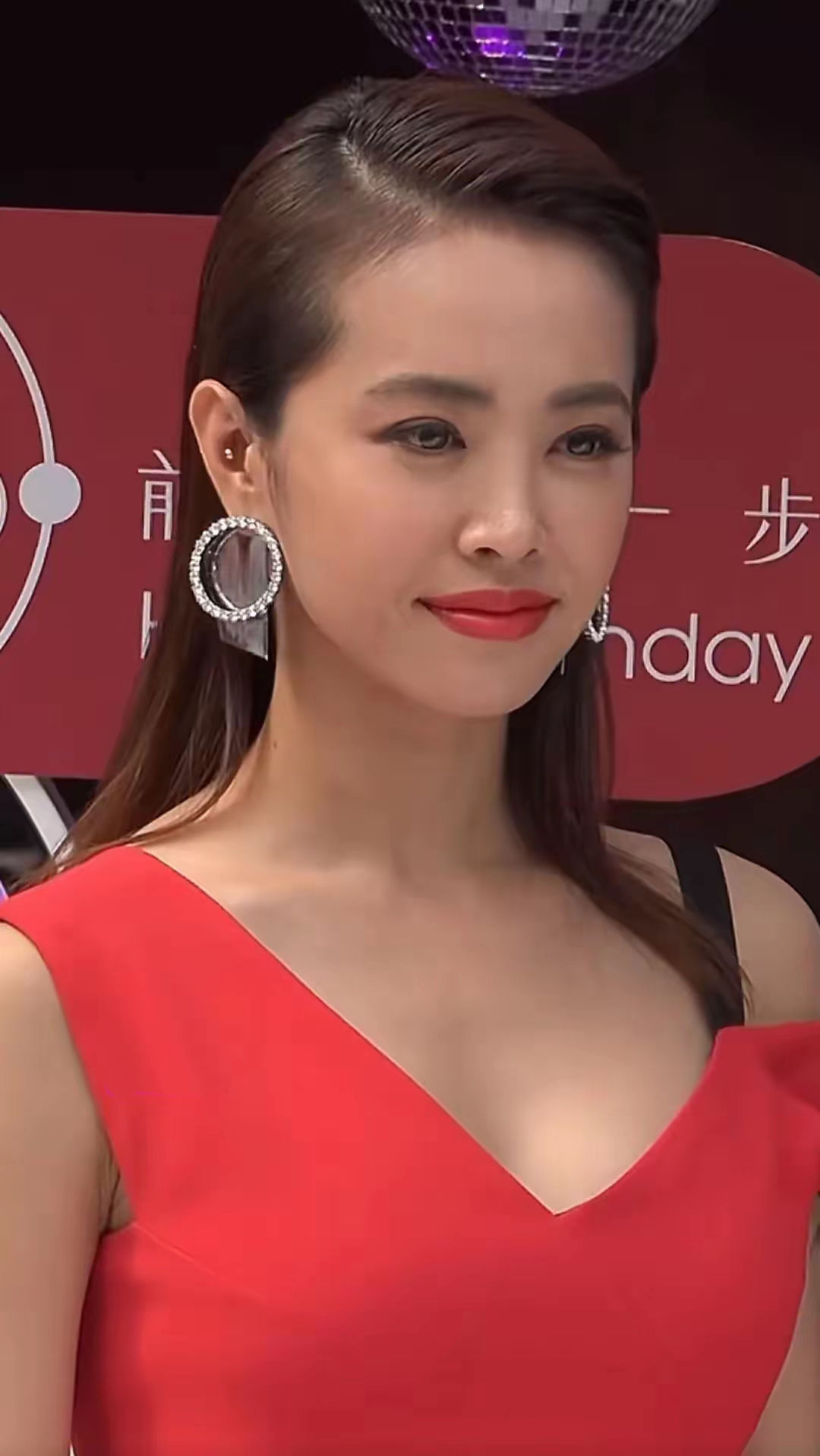 舞台上光芒四射的蔡依林,一袭红色礼服吸睛无数