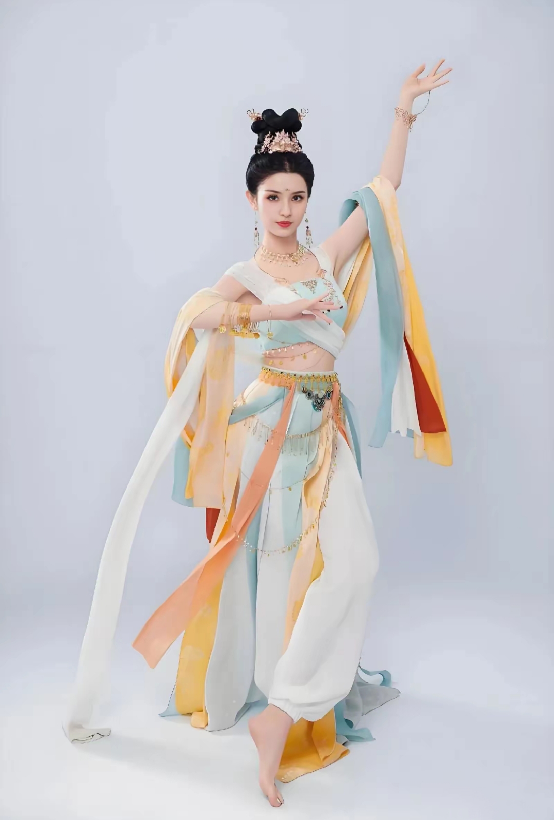 那灵动的舞姿,将敦煌文化演绎得淋漓尽致,也难怪众人都赞不绝口:"这才