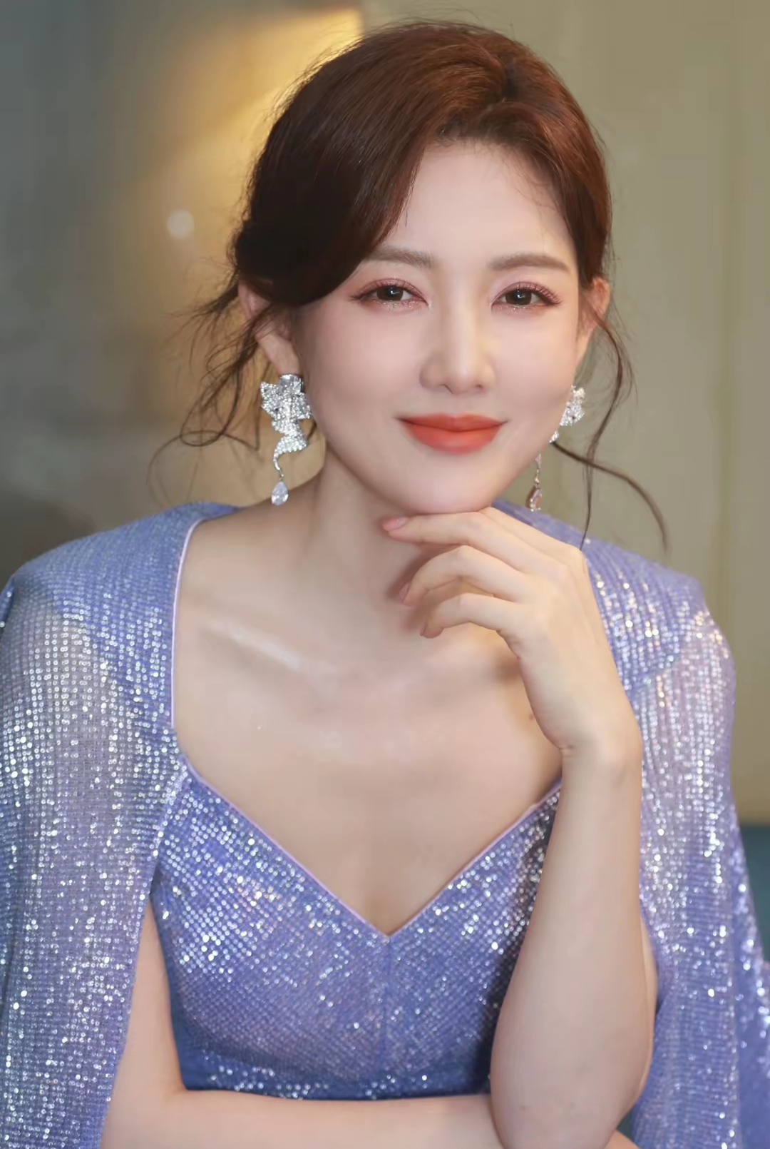 在第二届中国沈阳喜剧电影周开幕式上,电影频道主持人郭玮惊艳亮相