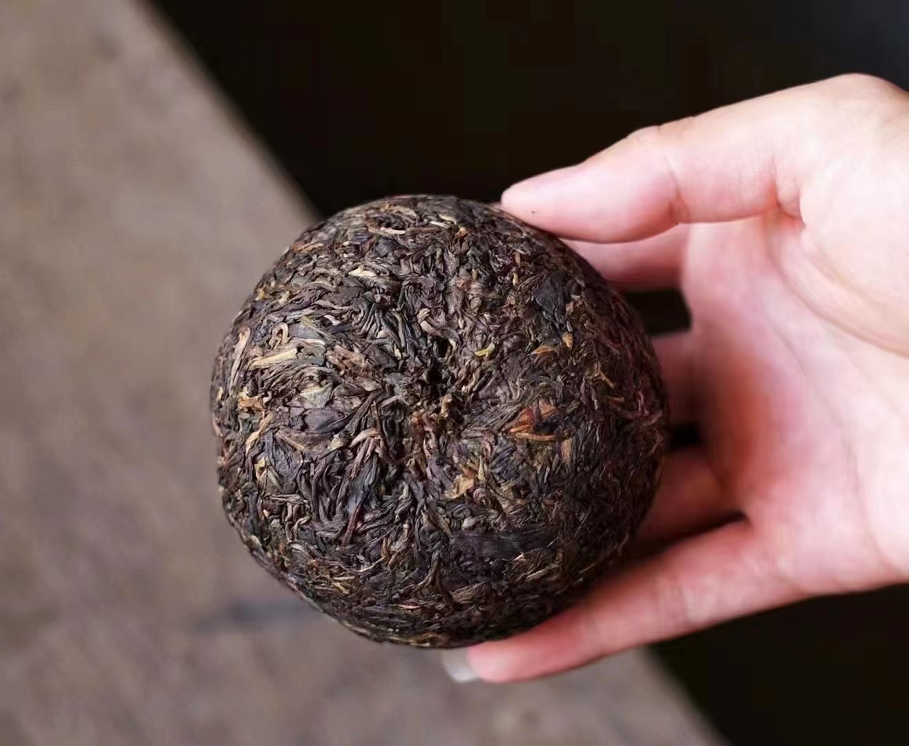 2005年易武麻黑手工贡沱生茶 一件30条,一条2个,一条500克.