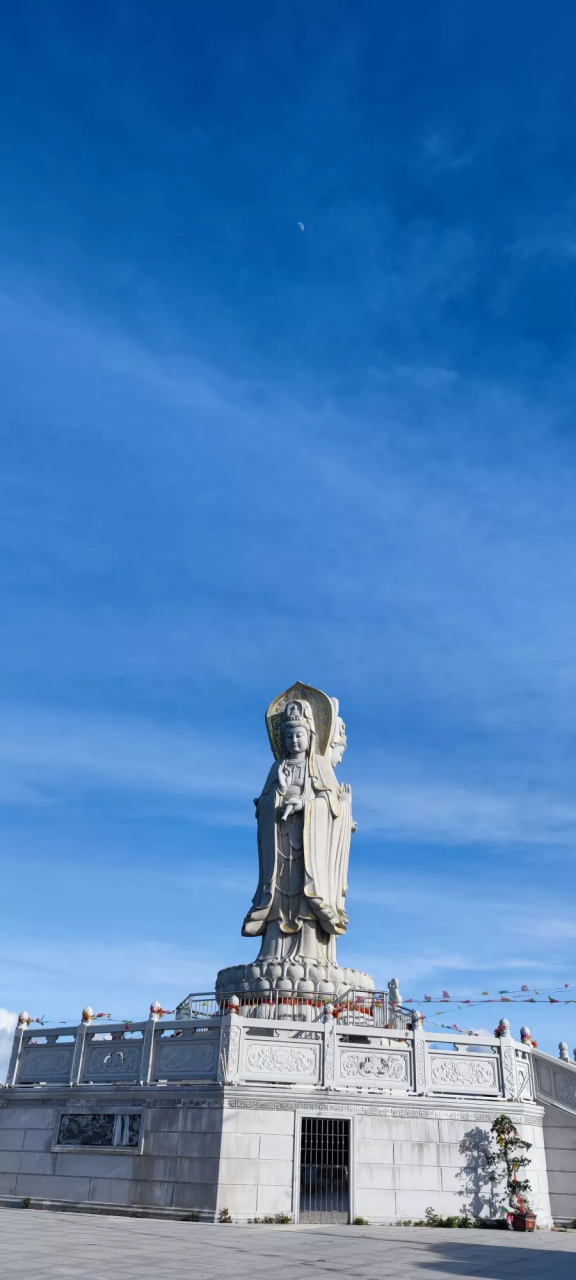 蔡枫华 《绝对空虚》 夜店一个角落里 独坐以黑暗作伴侣 隔数张台那处