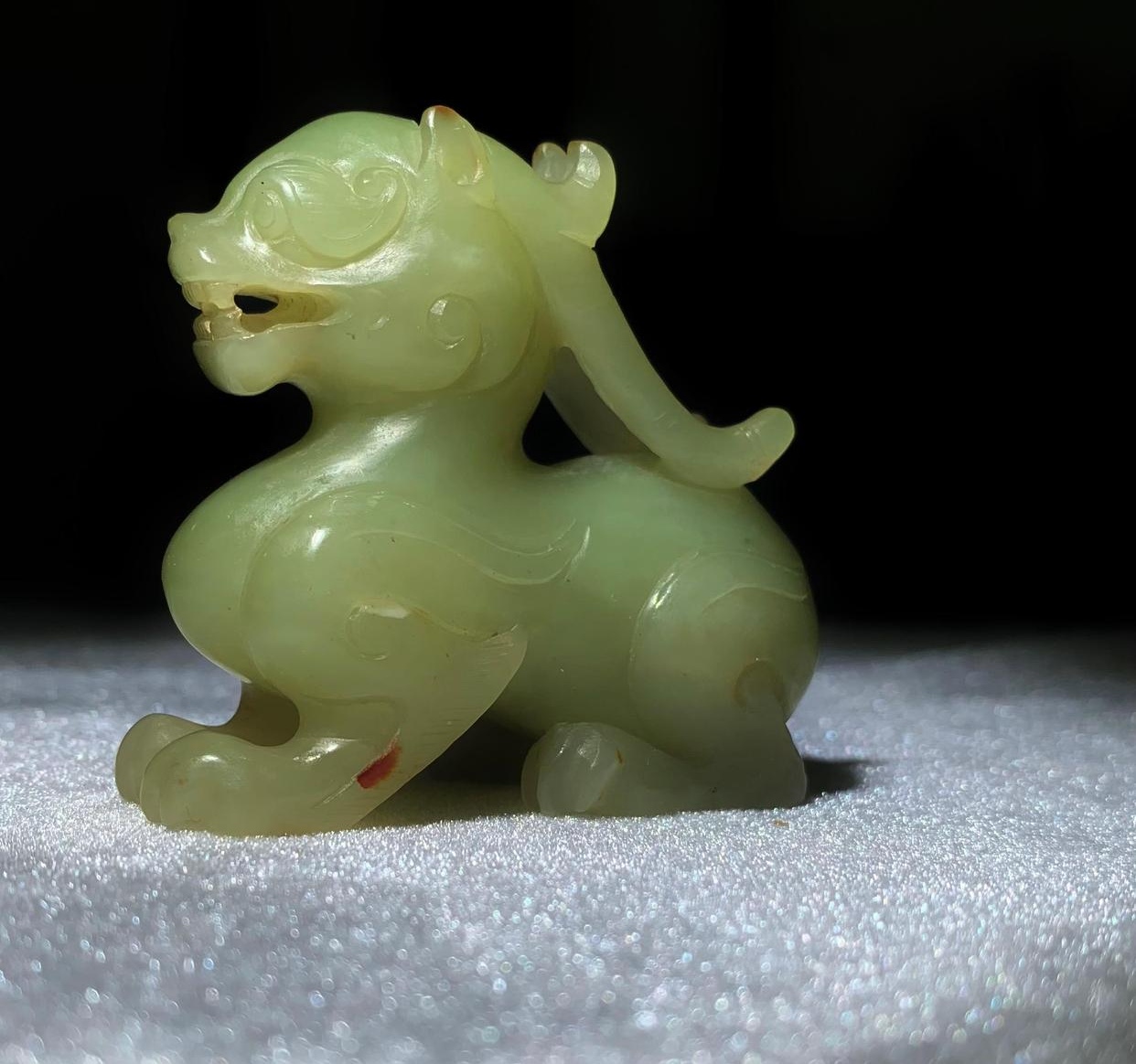 这是一件唐代时期的瑞兽貔貅,它的材质是和田黄玉的,这件黄玉貔貅看