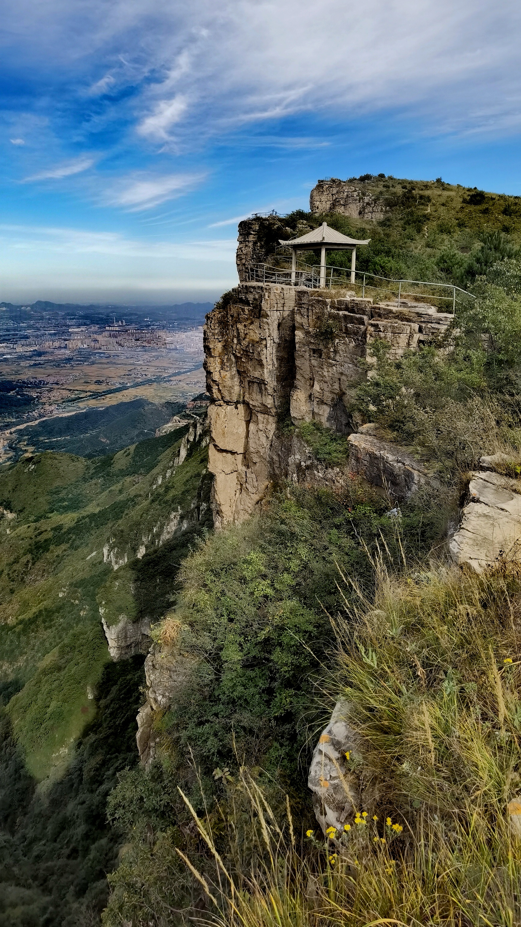 在山西长治市平顺县,太行山的南缘戛然而止,与华中平原形成近千米的
