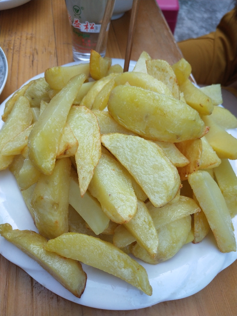 回到农村就要有农村的样子,回家来东川地道美食吃起来,不过最近减肥