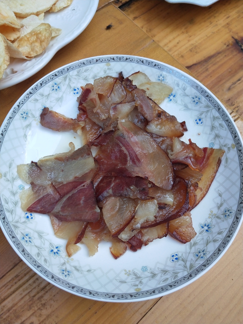 回到农村就要有农村的样子,回家来东川地道美食吃起来,不过最近减肥