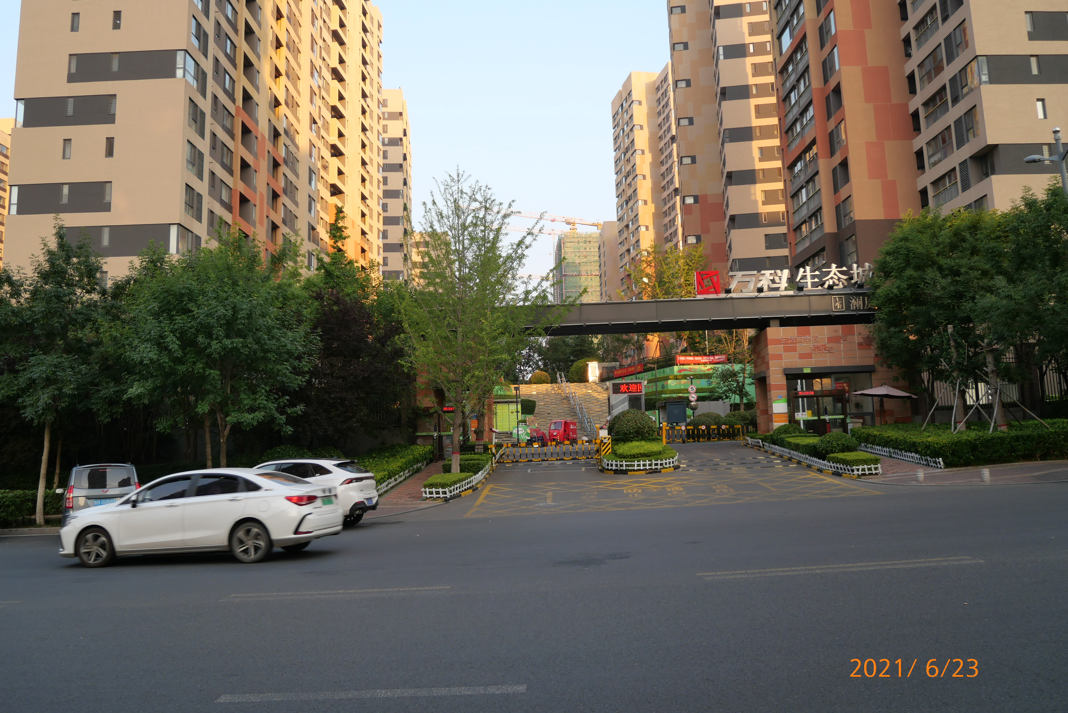 中央那座装饰着红绿植物的现代风格建筑,宛如一幅生动的画卷