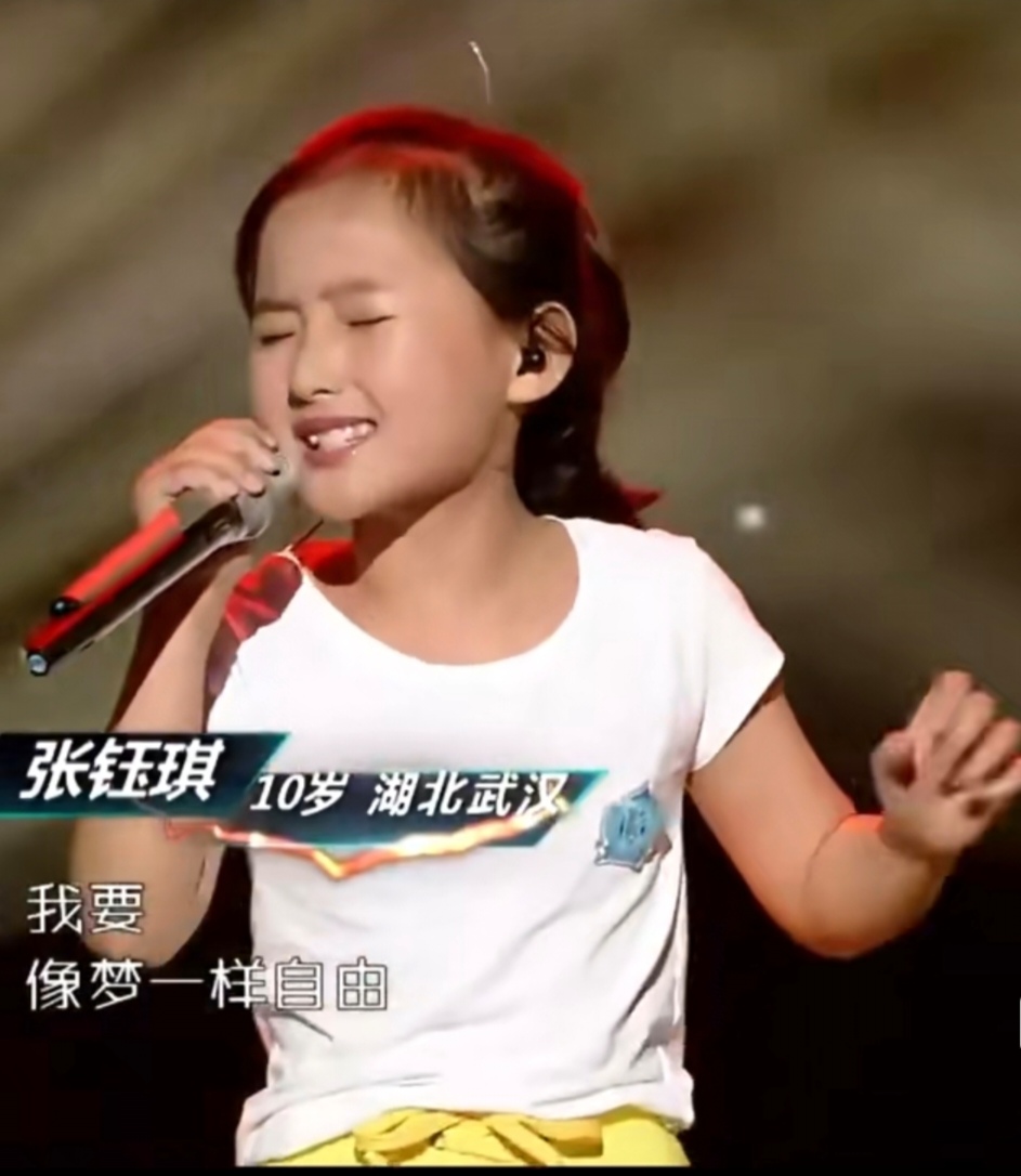 张钰琪参加歌手"竖中指"引发争议,原来张钰琪十岁就参加中国新声代了