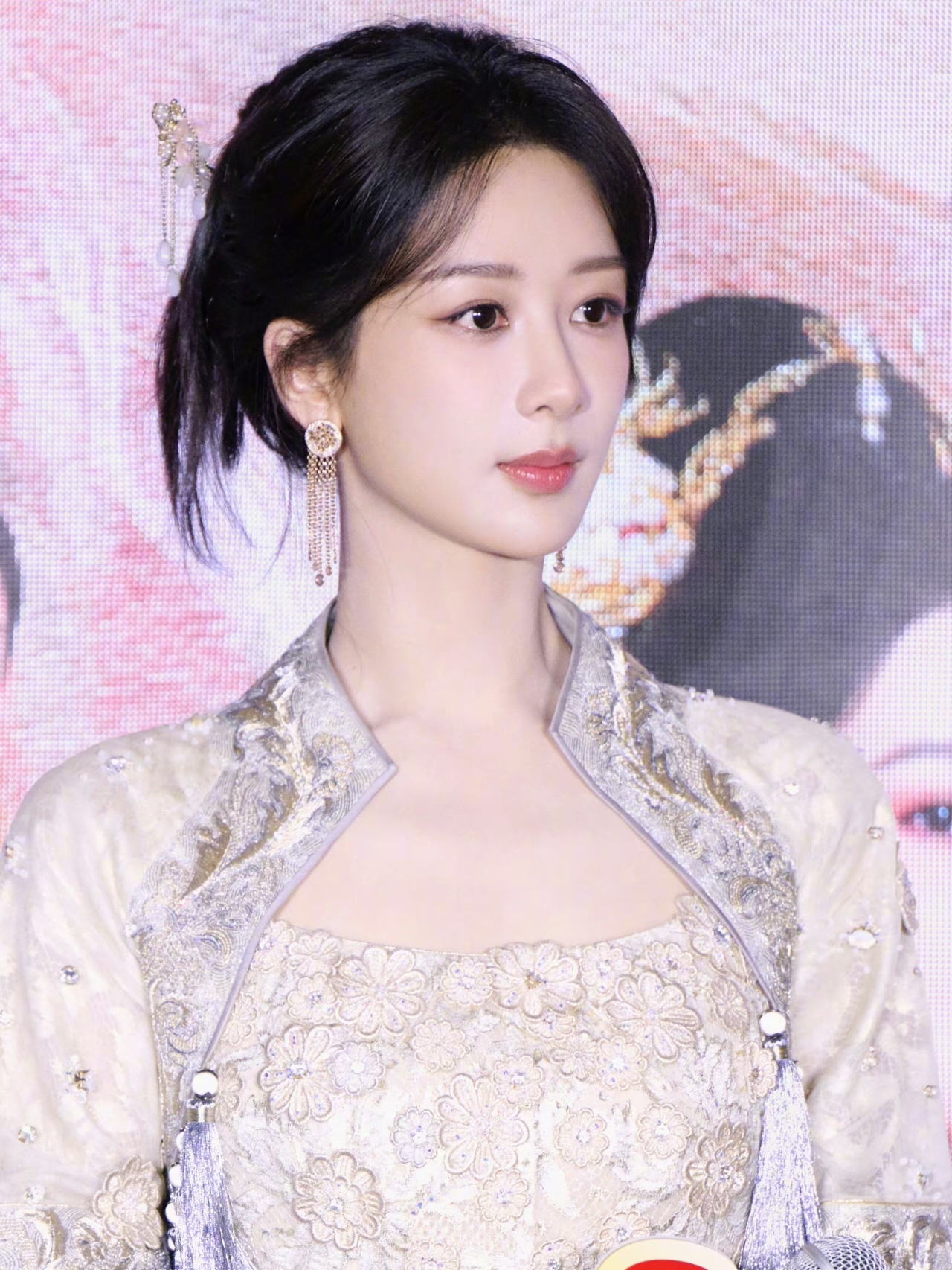 杨紫不是女演员中最漂亮的,身材比例也不是突出的,甚至面部有时候上镜